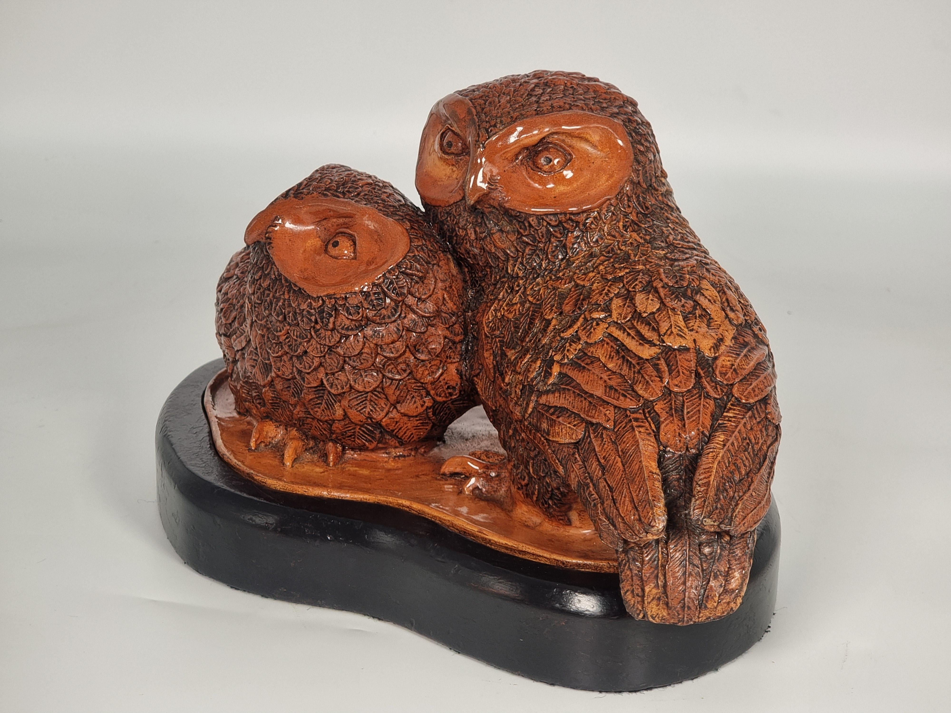 XX secolo Scultura inglese del 1930 raffigurante una coppia di gufi in ceramica smaltata in vendita