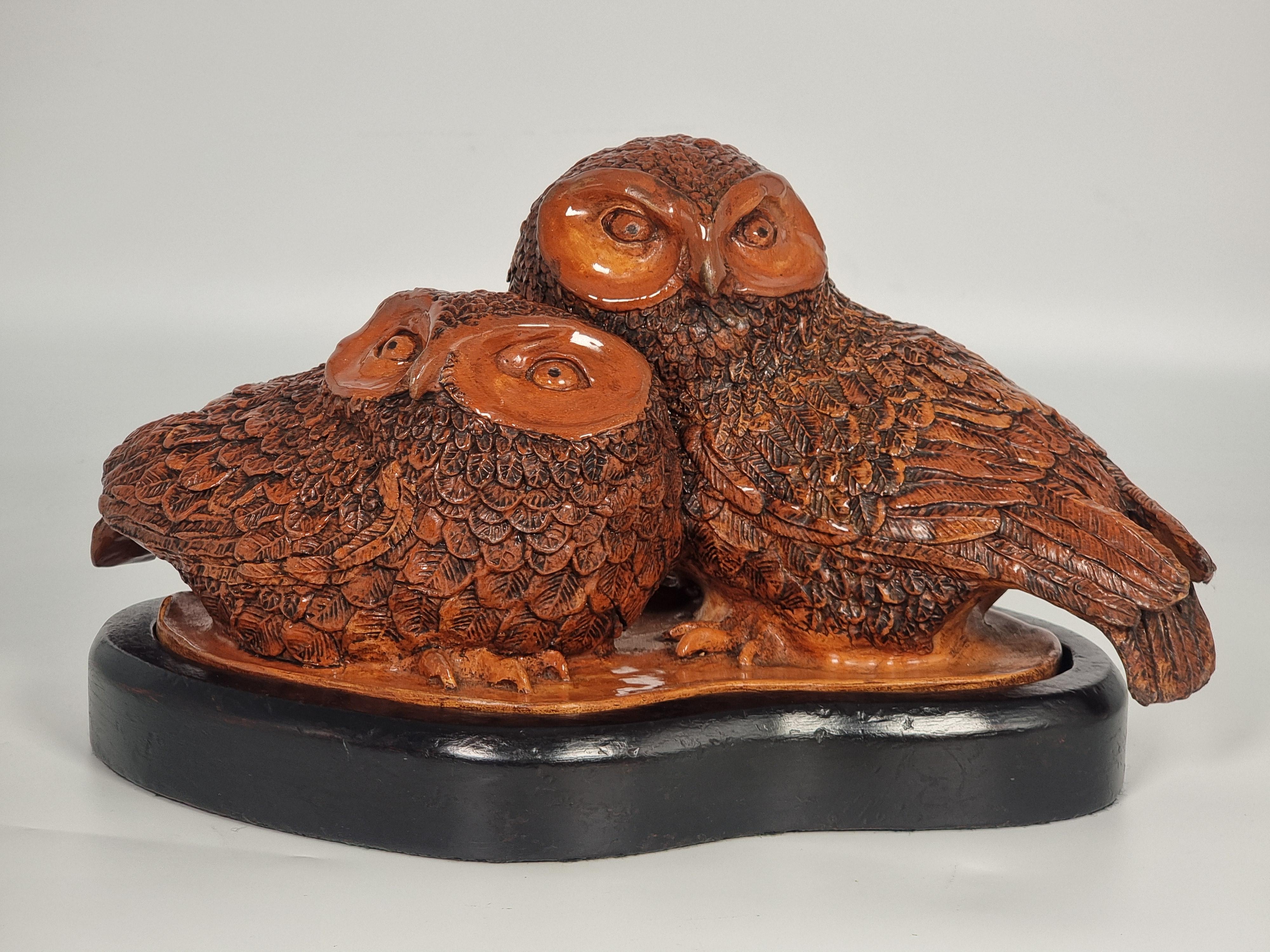 Argilla Scultura inglese del 1930 raffigurante una coppia di gufi in ceramica smaltata in vendita