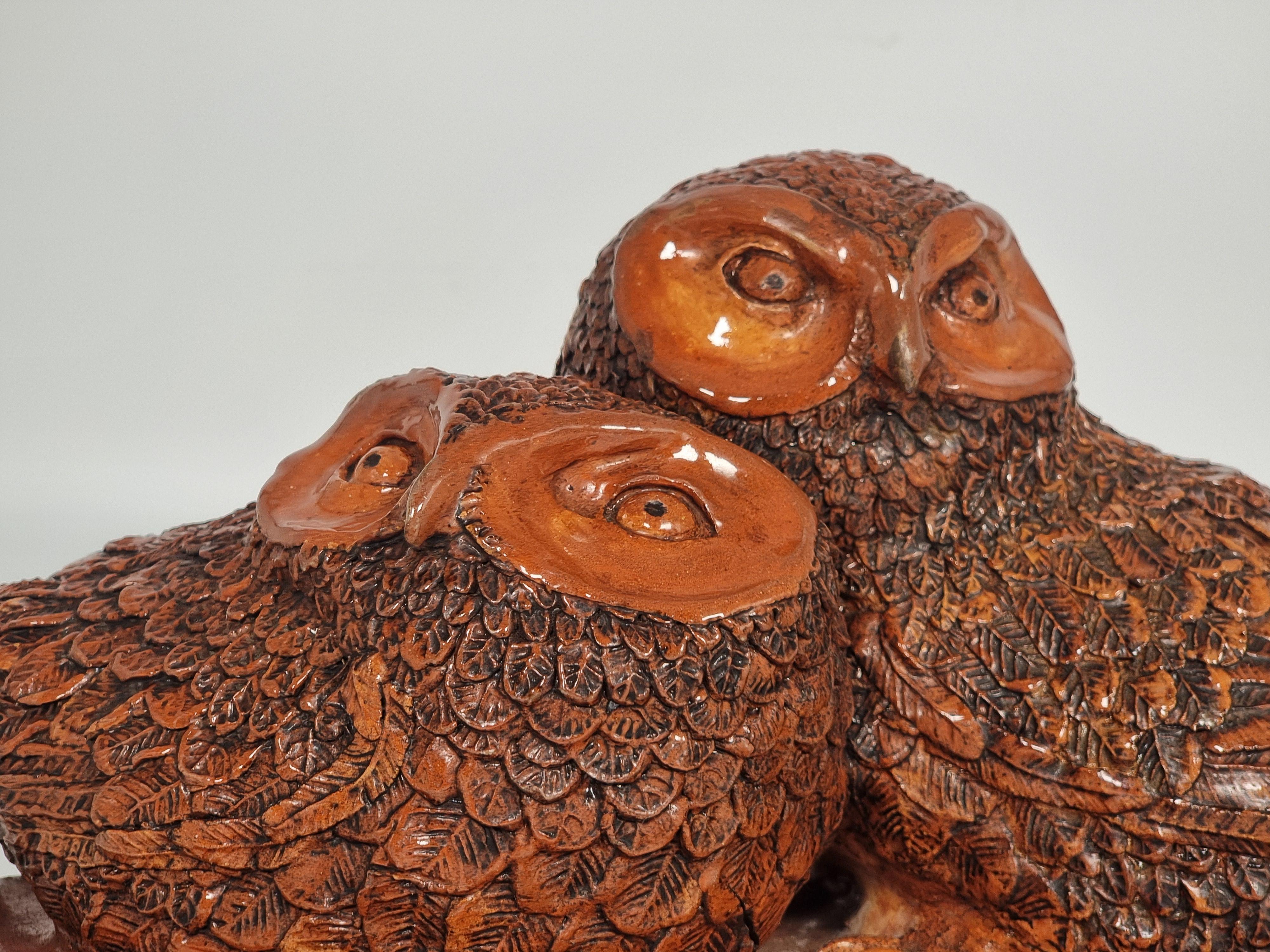Scultura inglese del 1930 raffigurante una coppia di gufi in ceramica smaltata in vendita 1
