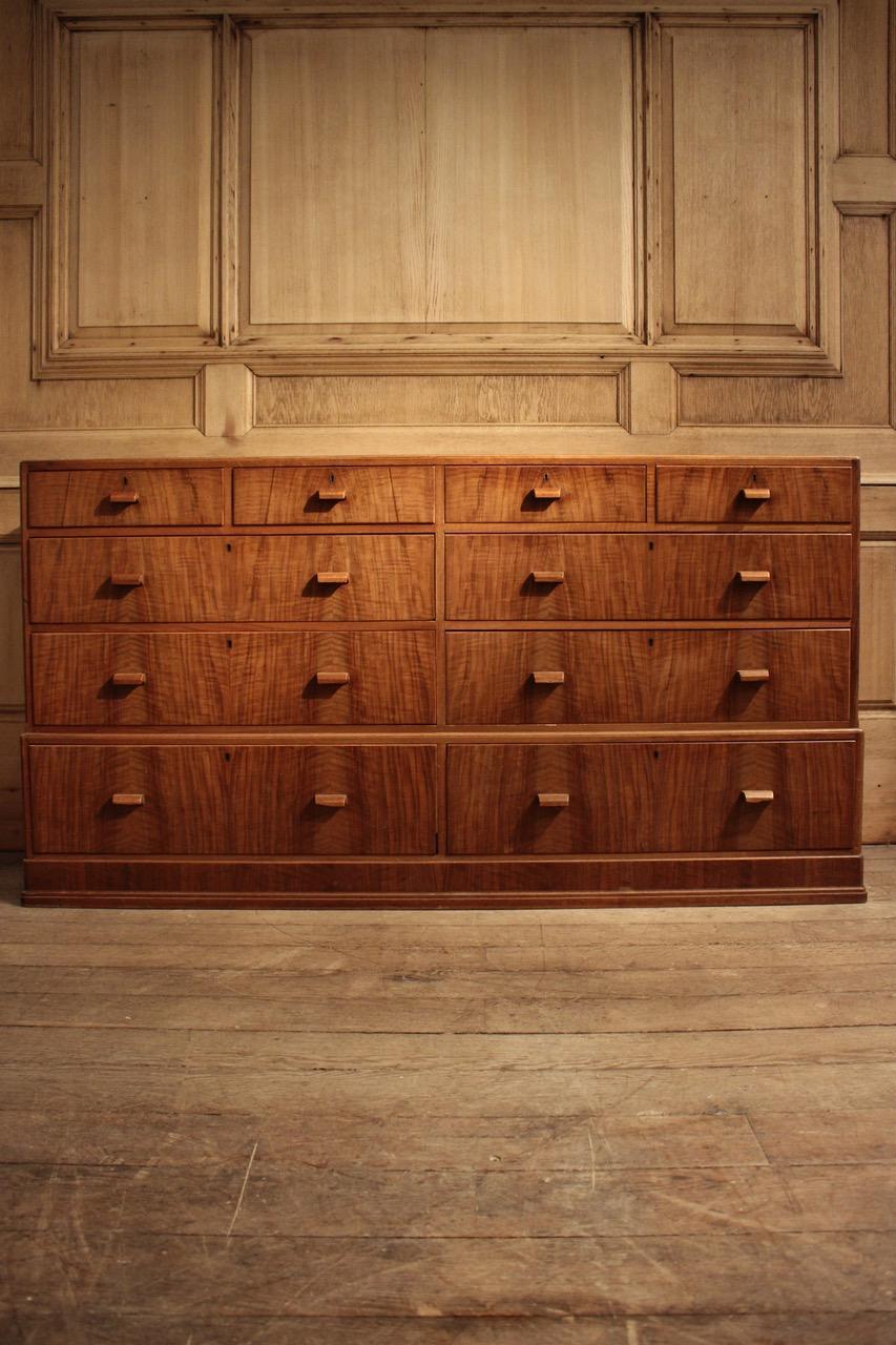 A very useful and with great proportions, circa 1930s English bank of drawers in walnut and oak, comprising a set of 10 drawers. Two largest at the bottom, together with 4 large ones and other 4 smaller at the top.
England circa 1930s good color.
