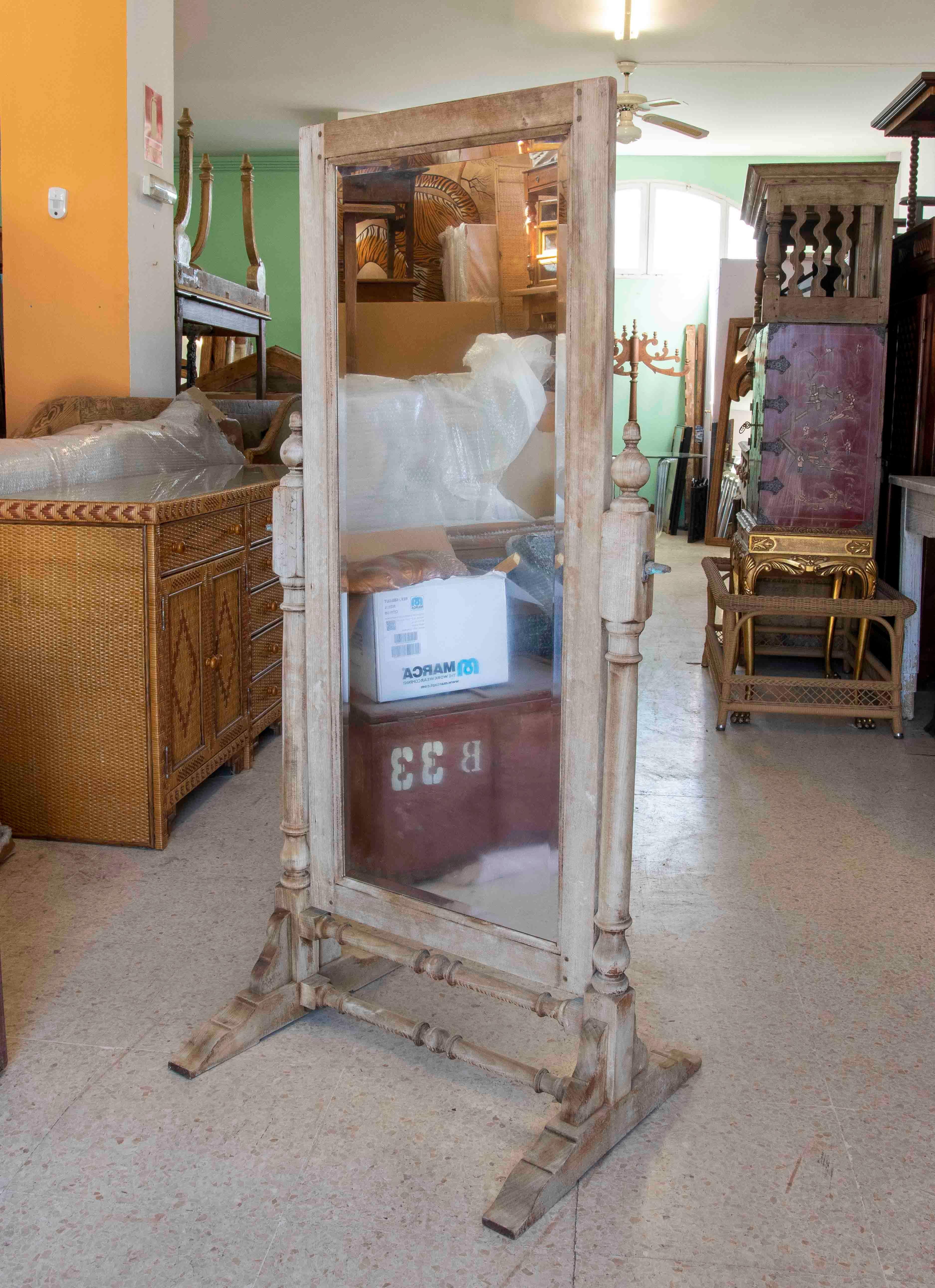 1930s English Wooden Floor Mirror  In Good Condition For Sale In Marbella, ES