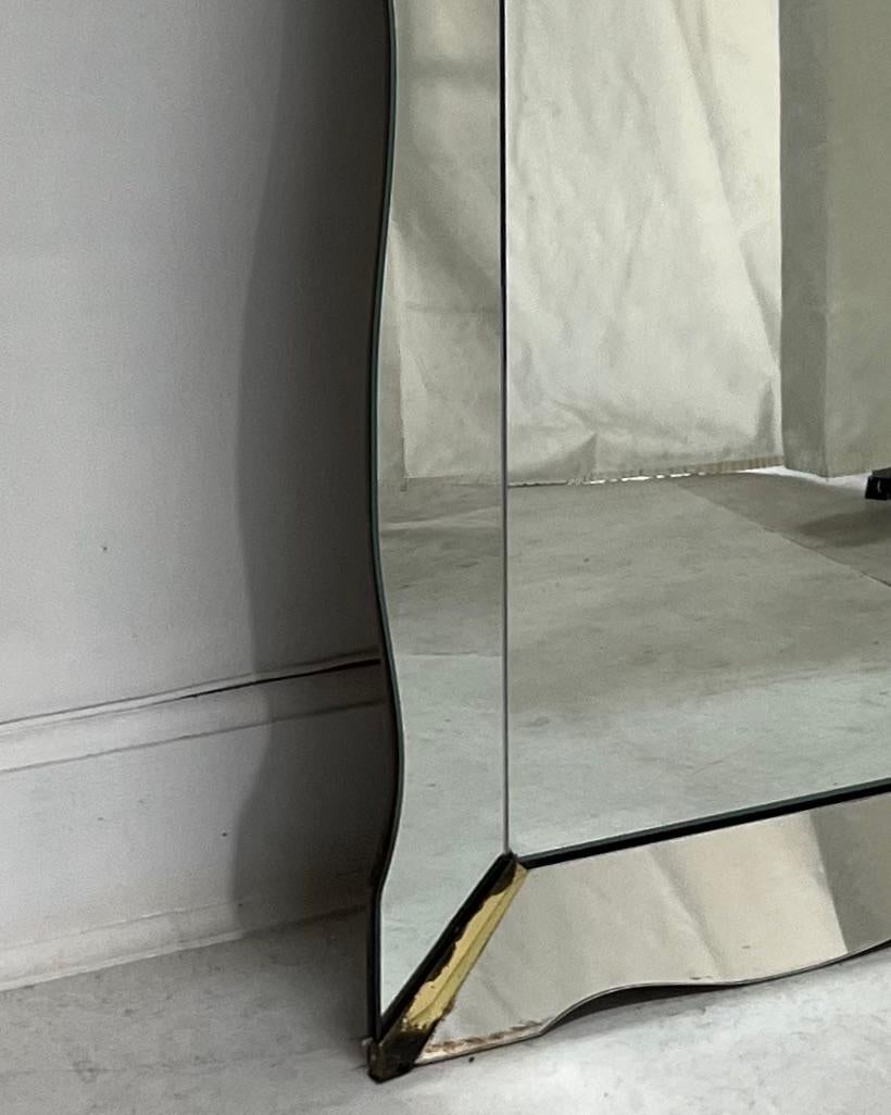Biseauté 1930s Era Art Deco Scalloped Edge Mirror Miroir encadré en vente