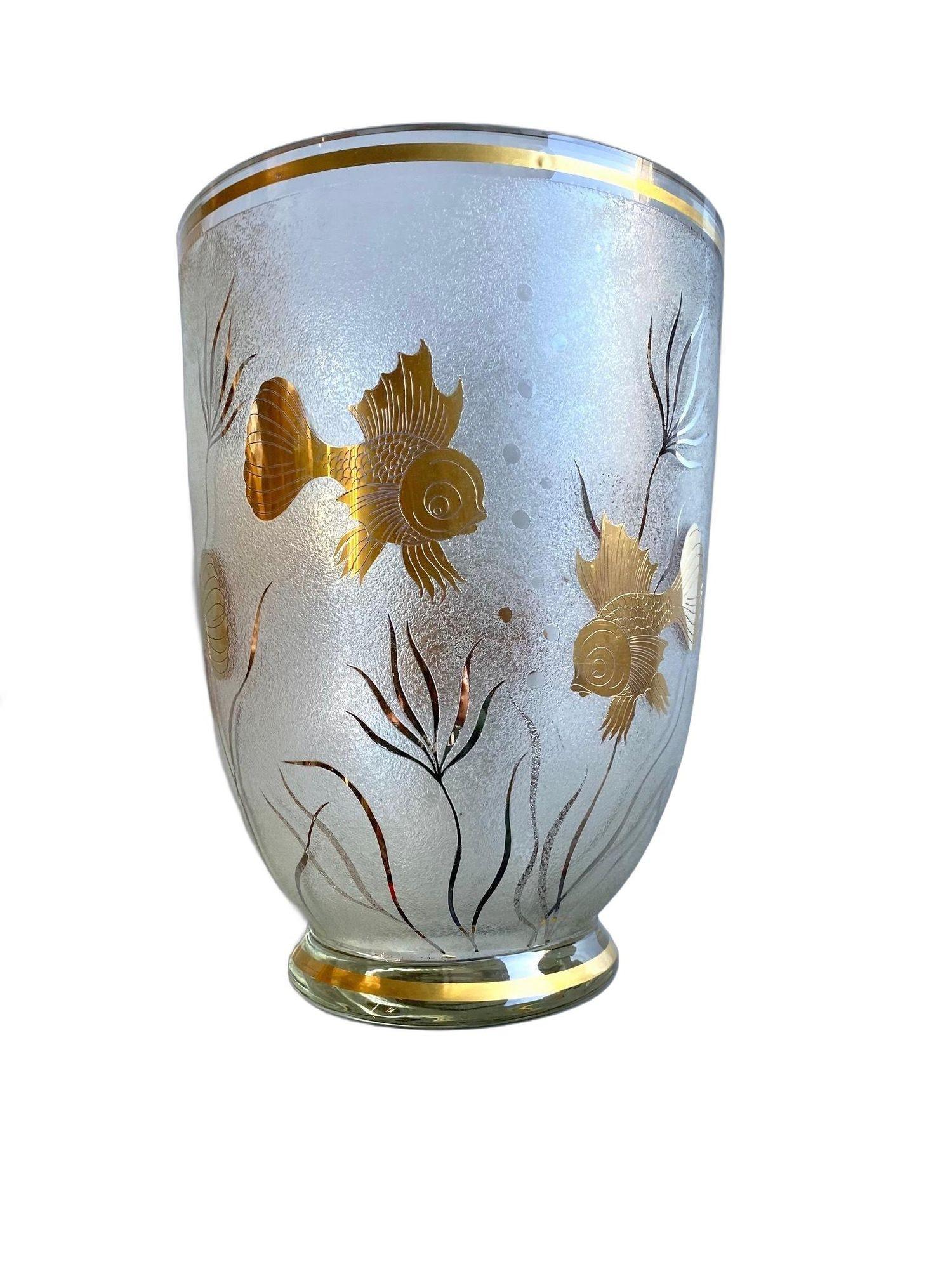 Buriné Vase monumental en verre gravé avec incrustation de poissons dorés en vente