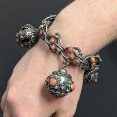Italienisches Armband im etruskischen Revival-Stil aus den 1930er Jahren mit Zigeuner-Charms aus Koralle, 800er Silber, 20 cm (7,5")