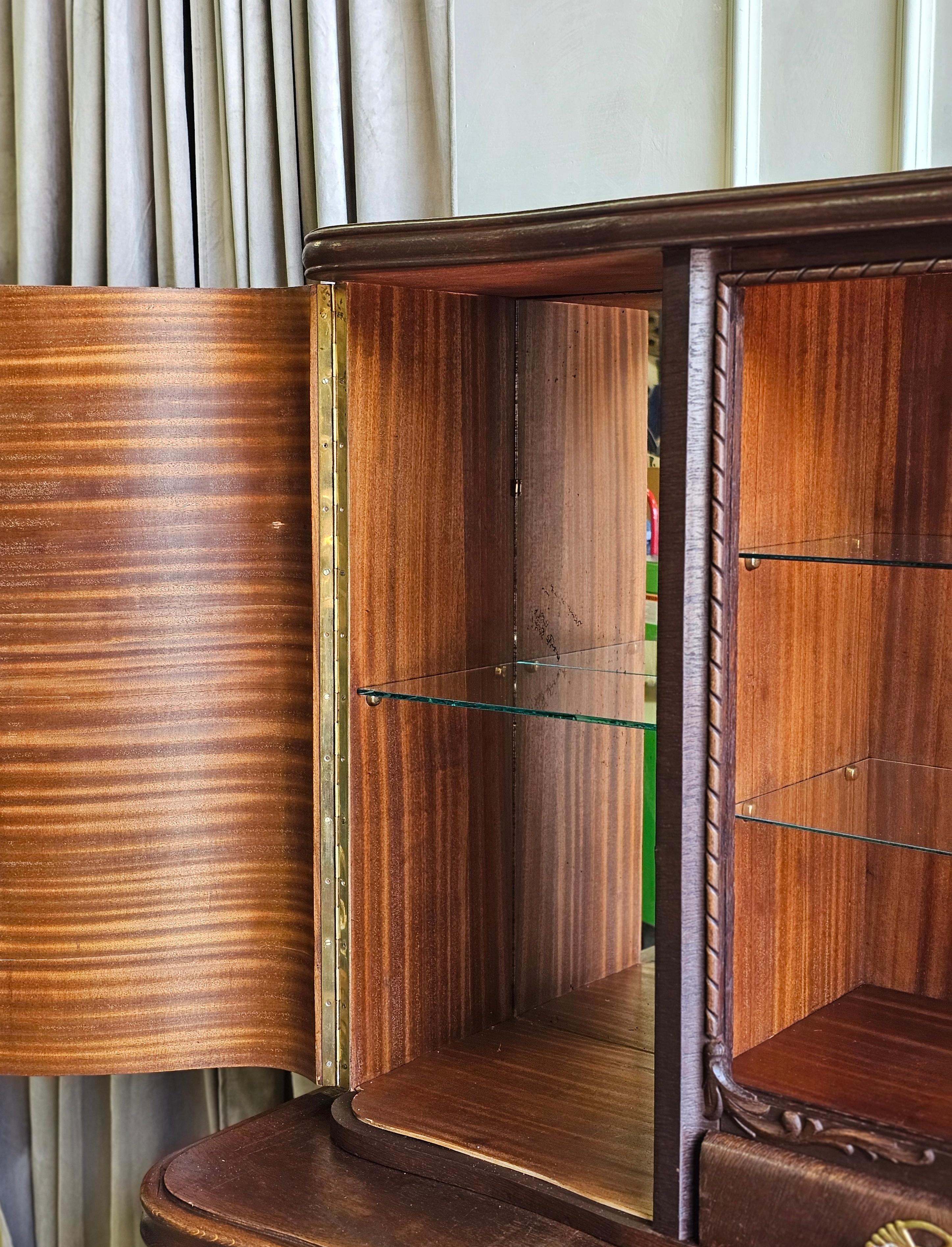 Ottone Armadietto a conchiglia in noce Art Deco europeo degli anni '30 in vendita