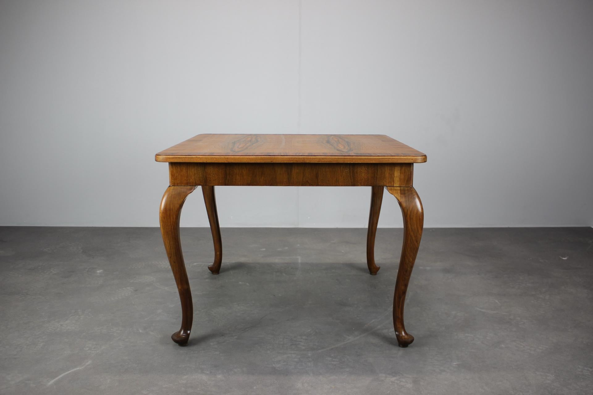 Art déco 1930s European Art Deco Walnut Veneer Square Coffee Side Table with Restored Oil en vente