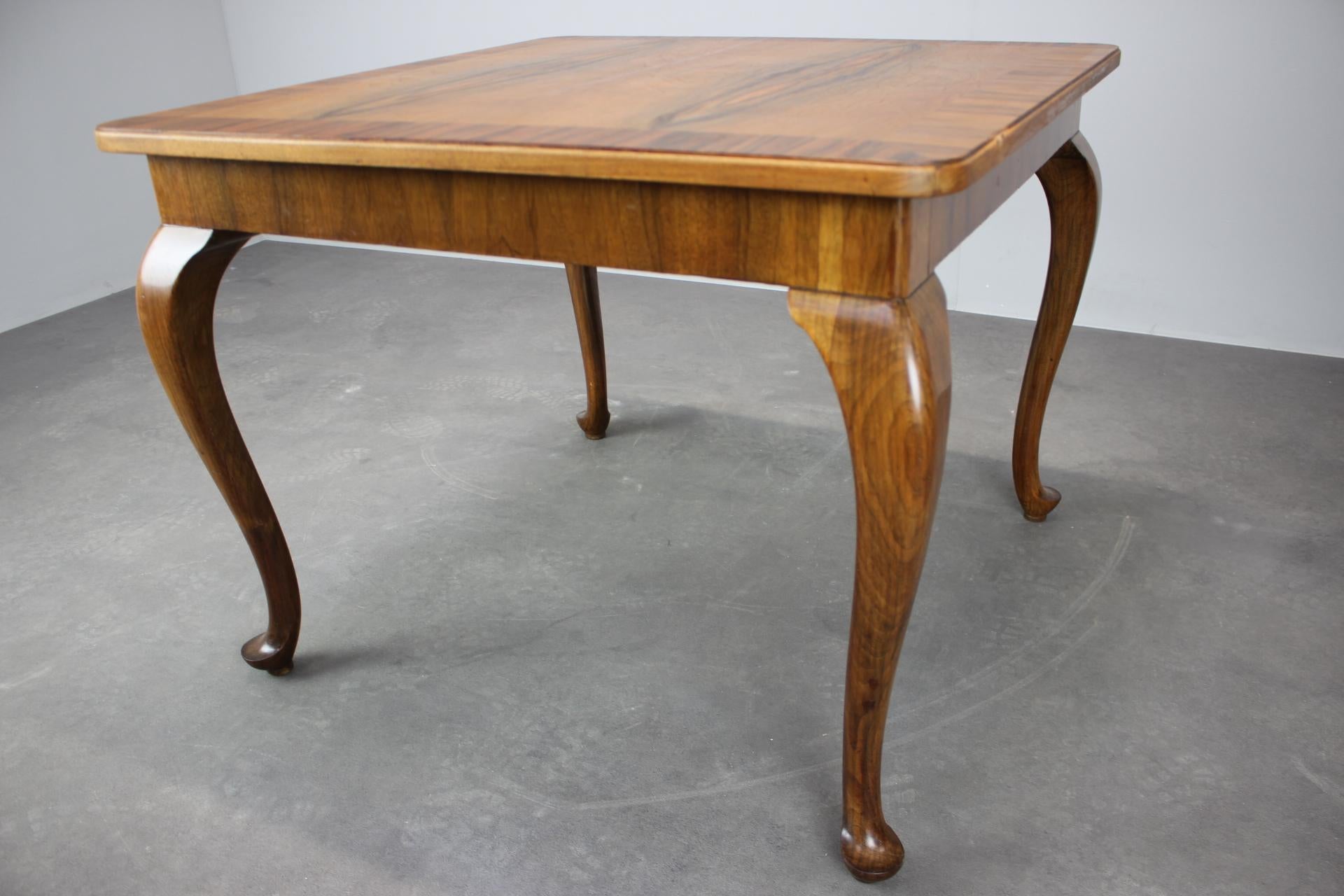 Tchèque 1930s European Art Deco Walnut Veneer Square Coffee Side Table with Restored Oil en vente