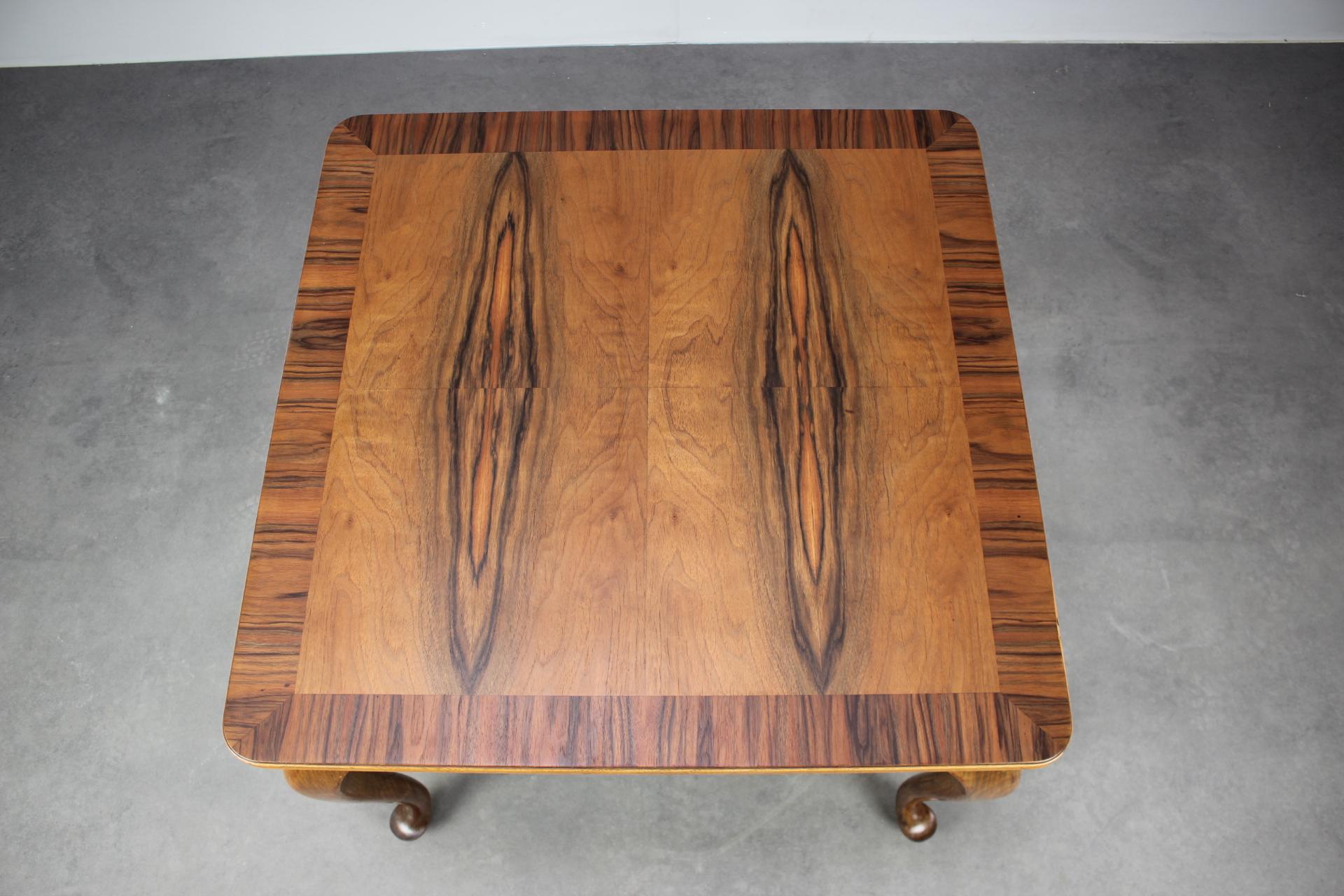1930s European Art Deco Walnut Veneer Square Coffee Side Table with Restored Oil Bon état - En vente à Praha, CZ