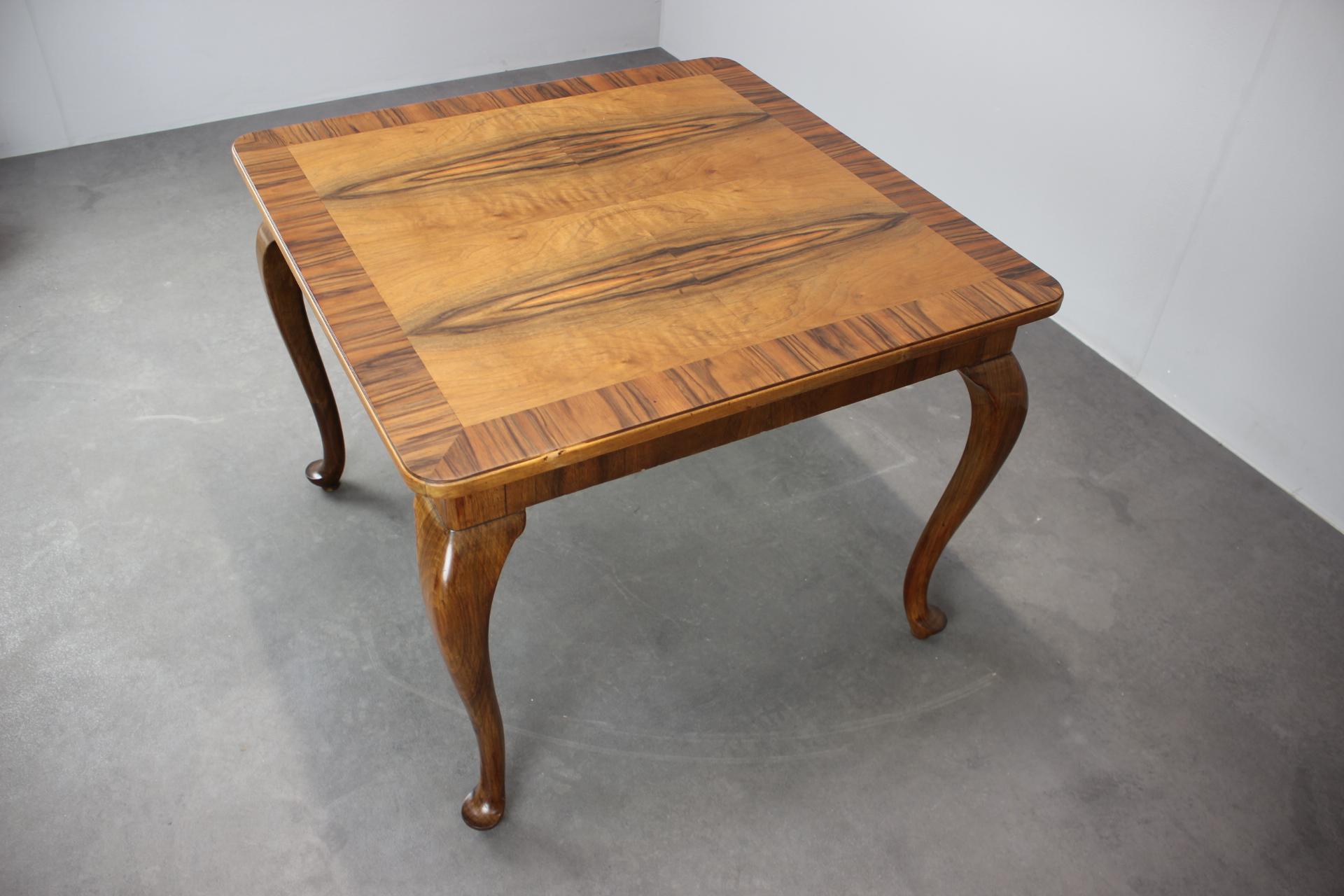 20ième siècle 1930s European Art Deco Walnut Veneer Square Coffee Side Table with Restored Oil en vente