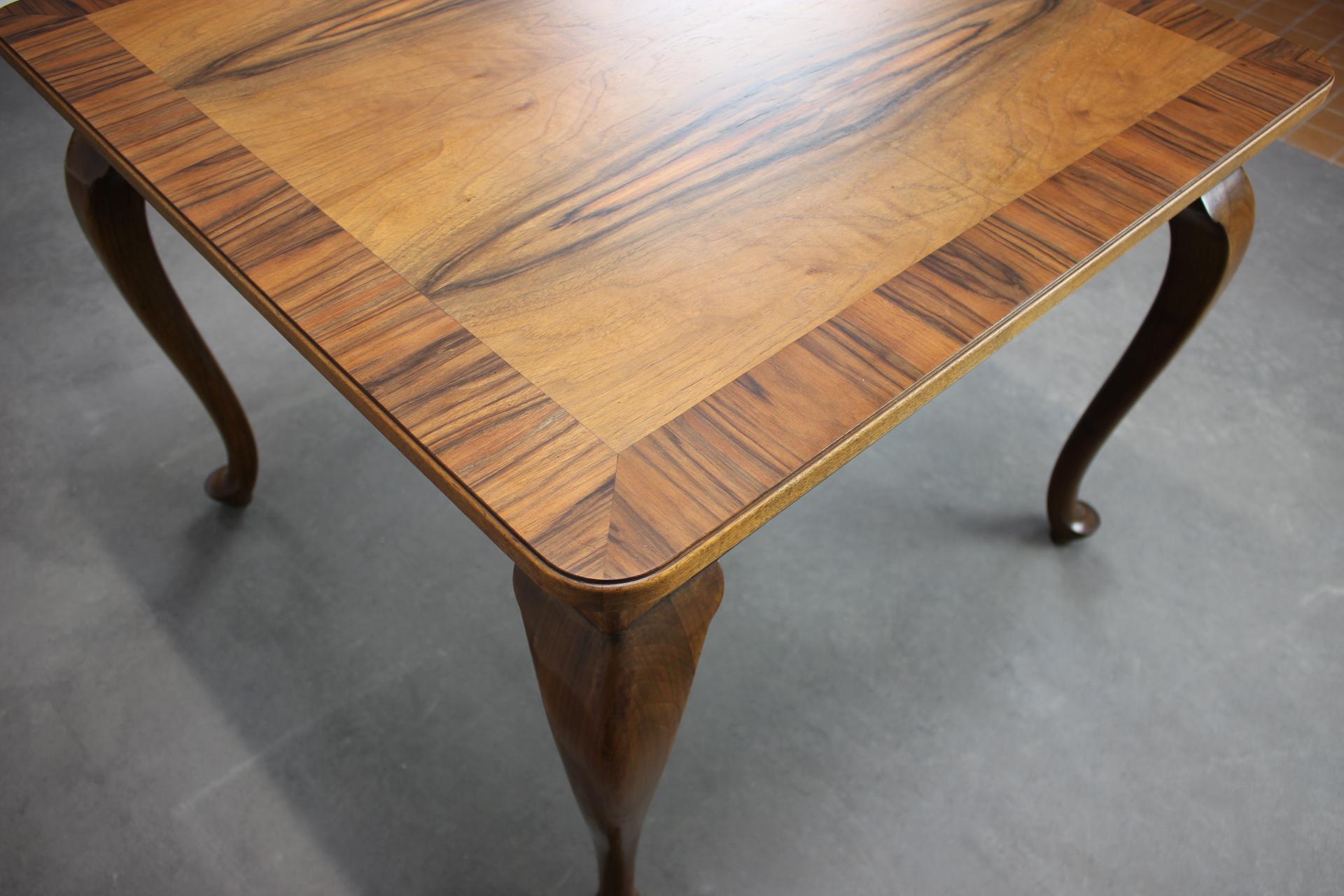 Noyer 1930s European Art Deco Walnut Veneer Square Coffee Side Table with Restored Oil en vente