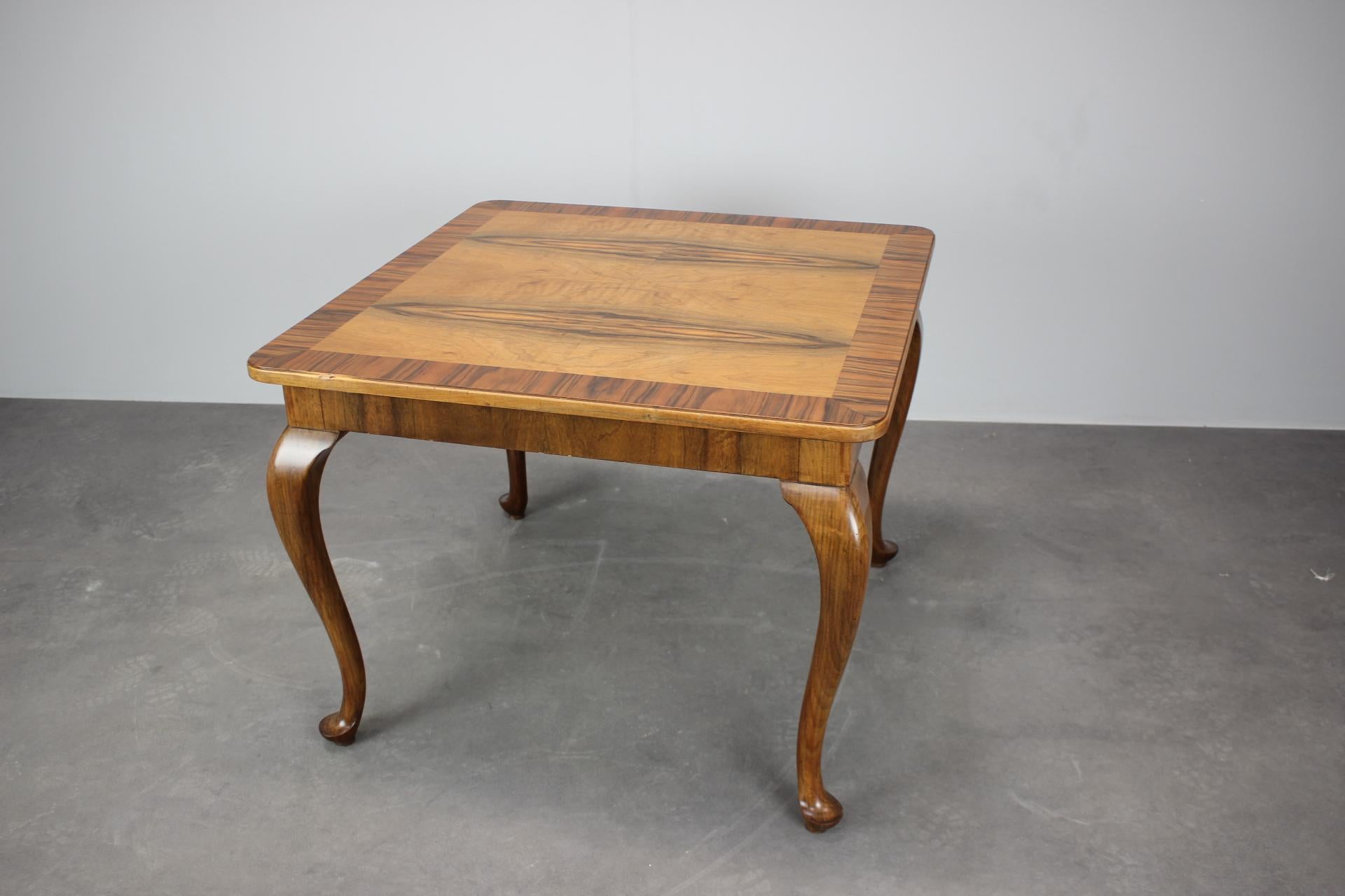 1930s European Art Deco Walnut Veneer Square Coffee Side Table with Restored Oil en vente 1