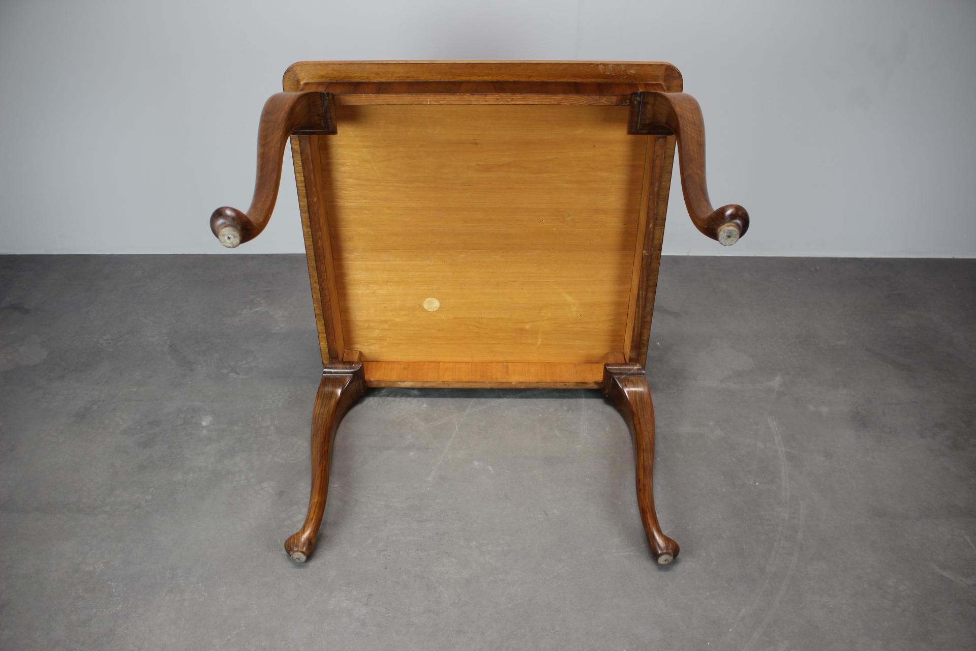 1930s European Art Deco Walnut Veneer Square Coffee Side Table with Restored Oil en vente 2