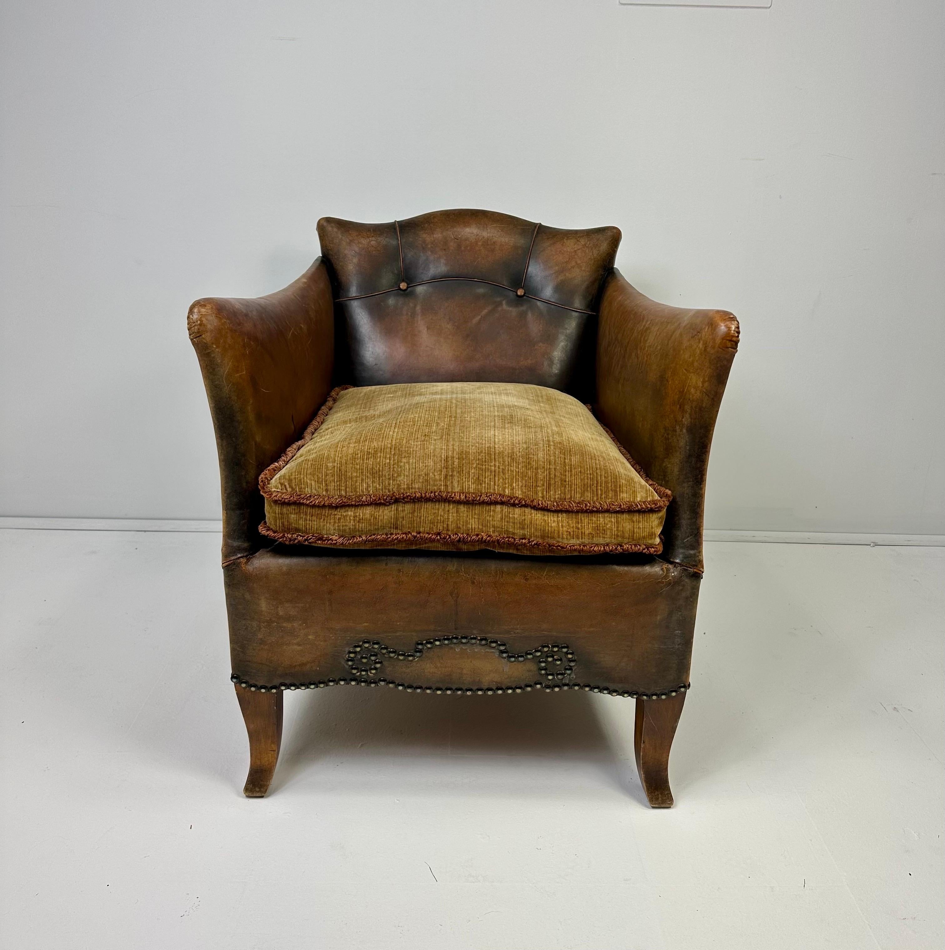 Chaise longue européenne en cuir des années 1930. Cuir patiné d'origine avec détails en tête de clou. Coussin de siège en velours rembourré.