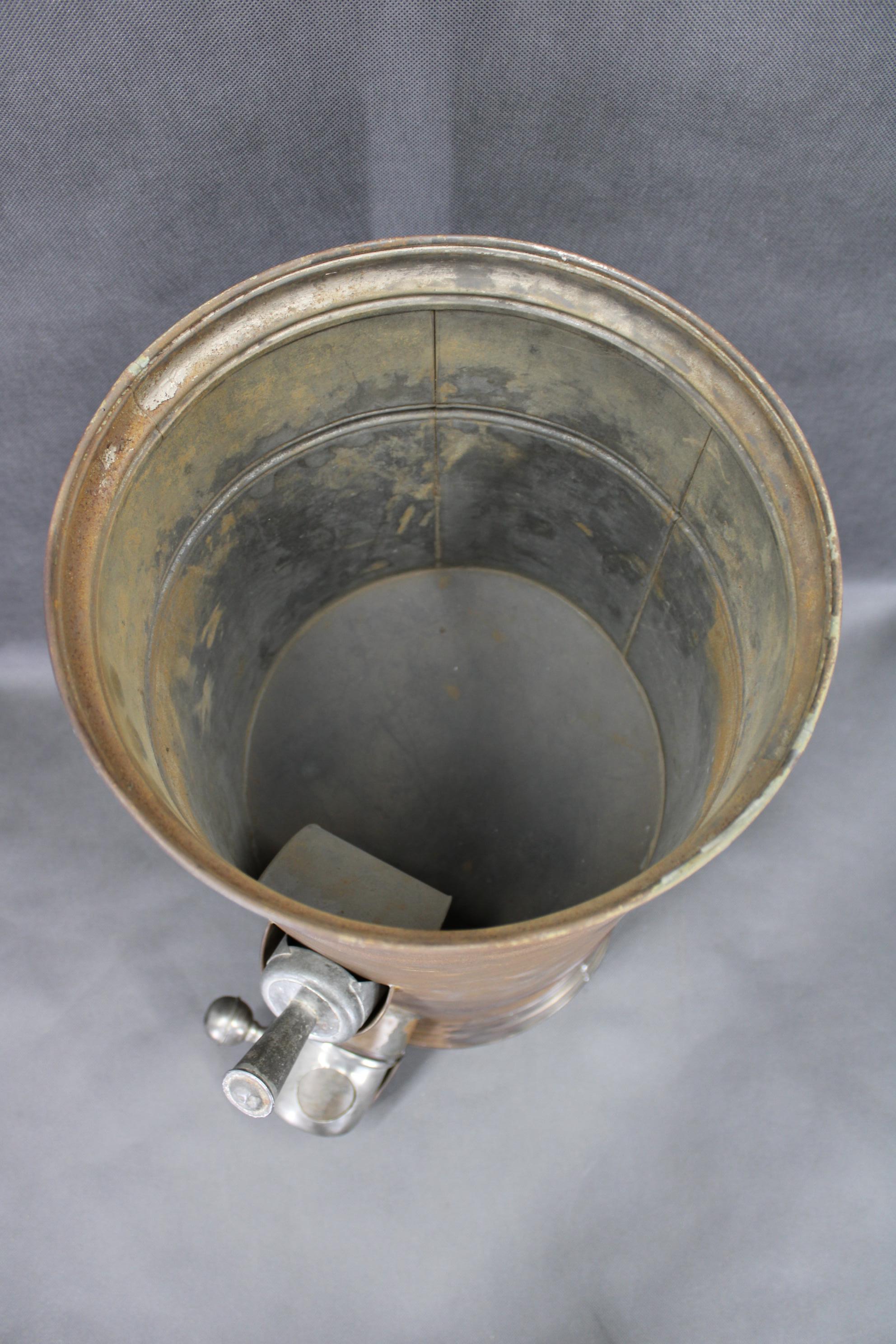 Barattolo dosatore di caffè in metallo degli anni '30 con patina invecchiata in vendita 4