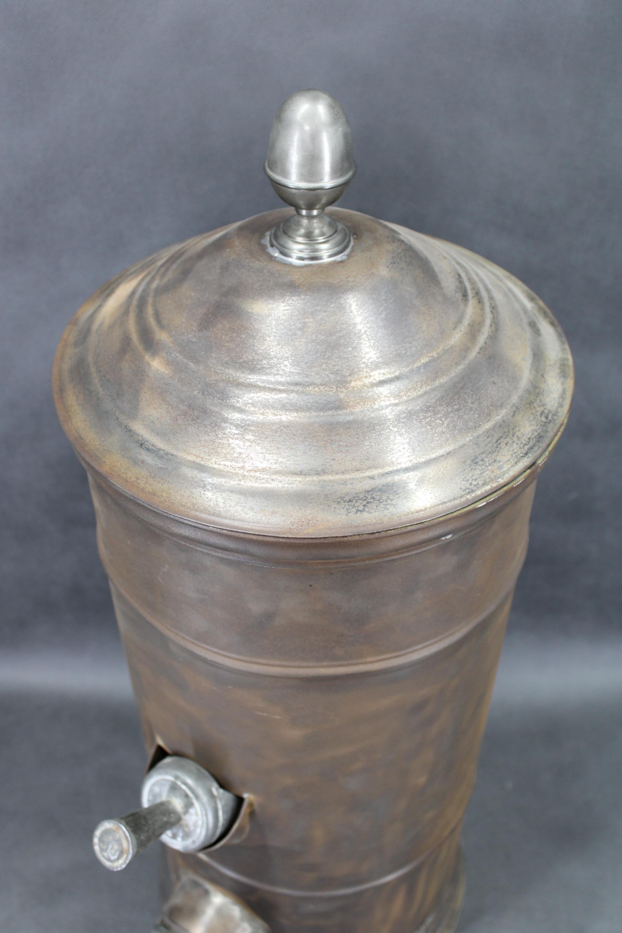 Art Déco Barattolo dosatore di caffè in metallo degli anni '30 con patina invecchiata in vendita