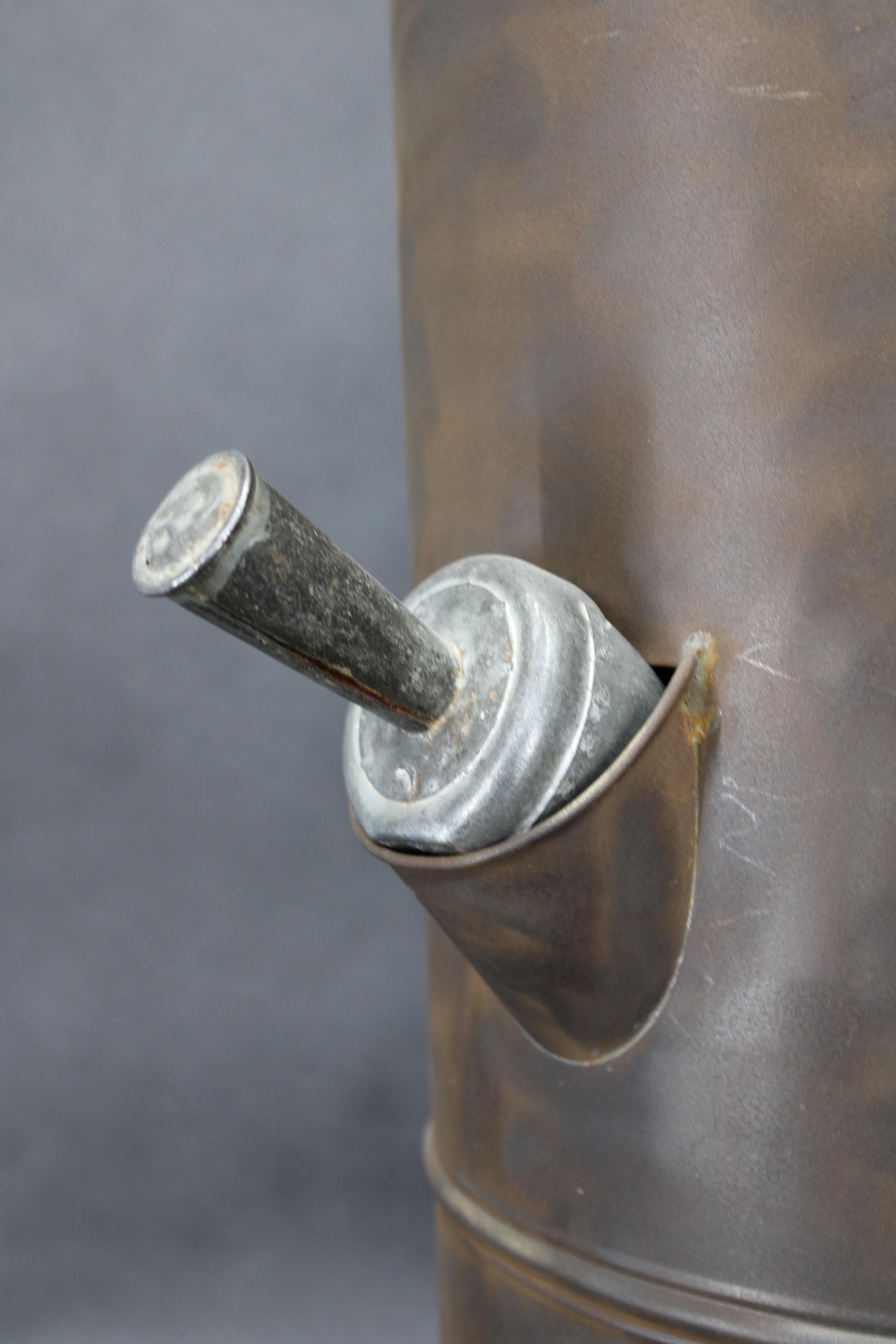 Barattolo dosatore di caffè in metallo degli anni '30 con patina invecchiata In condizioni buone in vendita a Praha, CZ