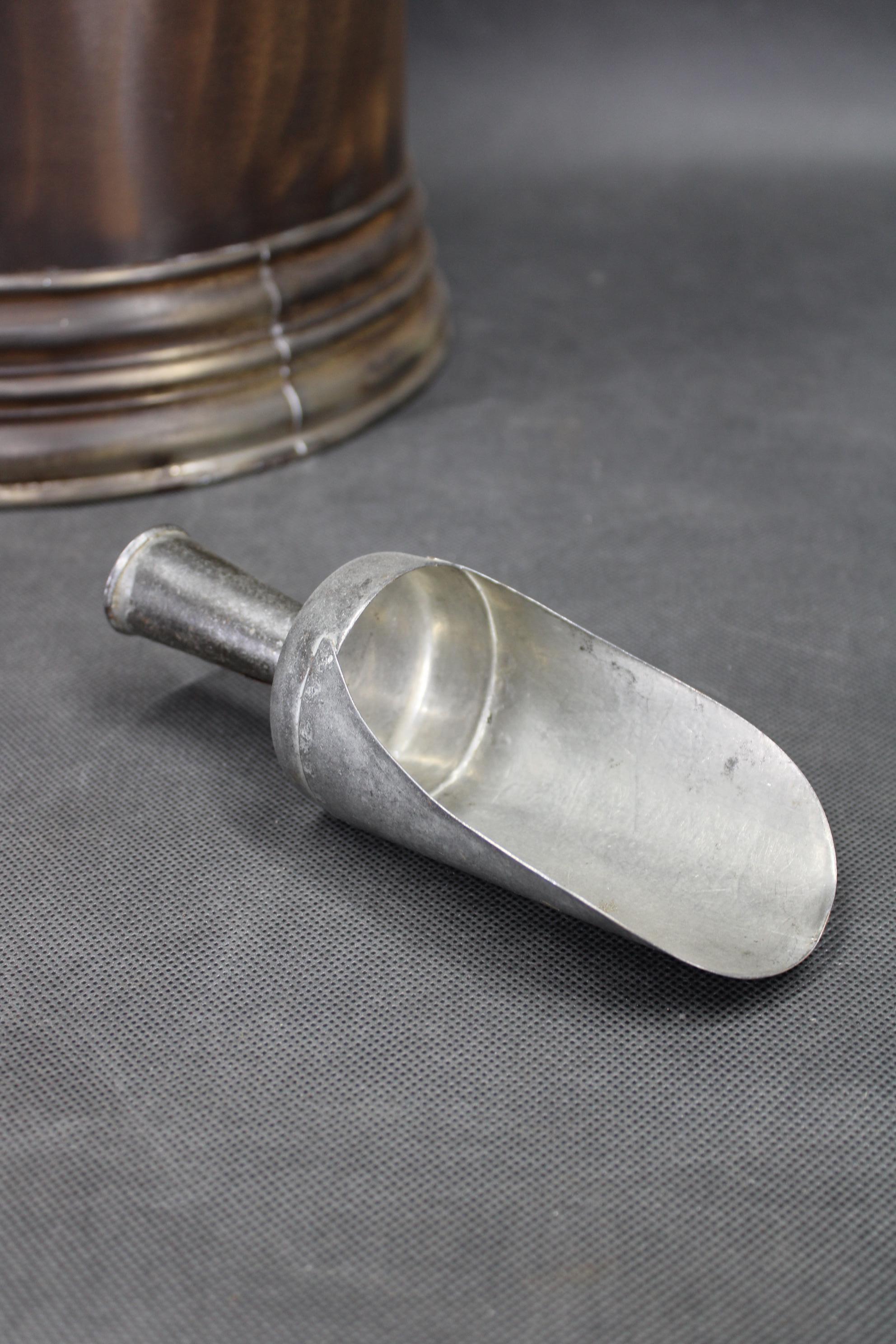 Metallo Barattolo dosatore di caffè in metallo degli anni '30 con patina invecchiata in vendita