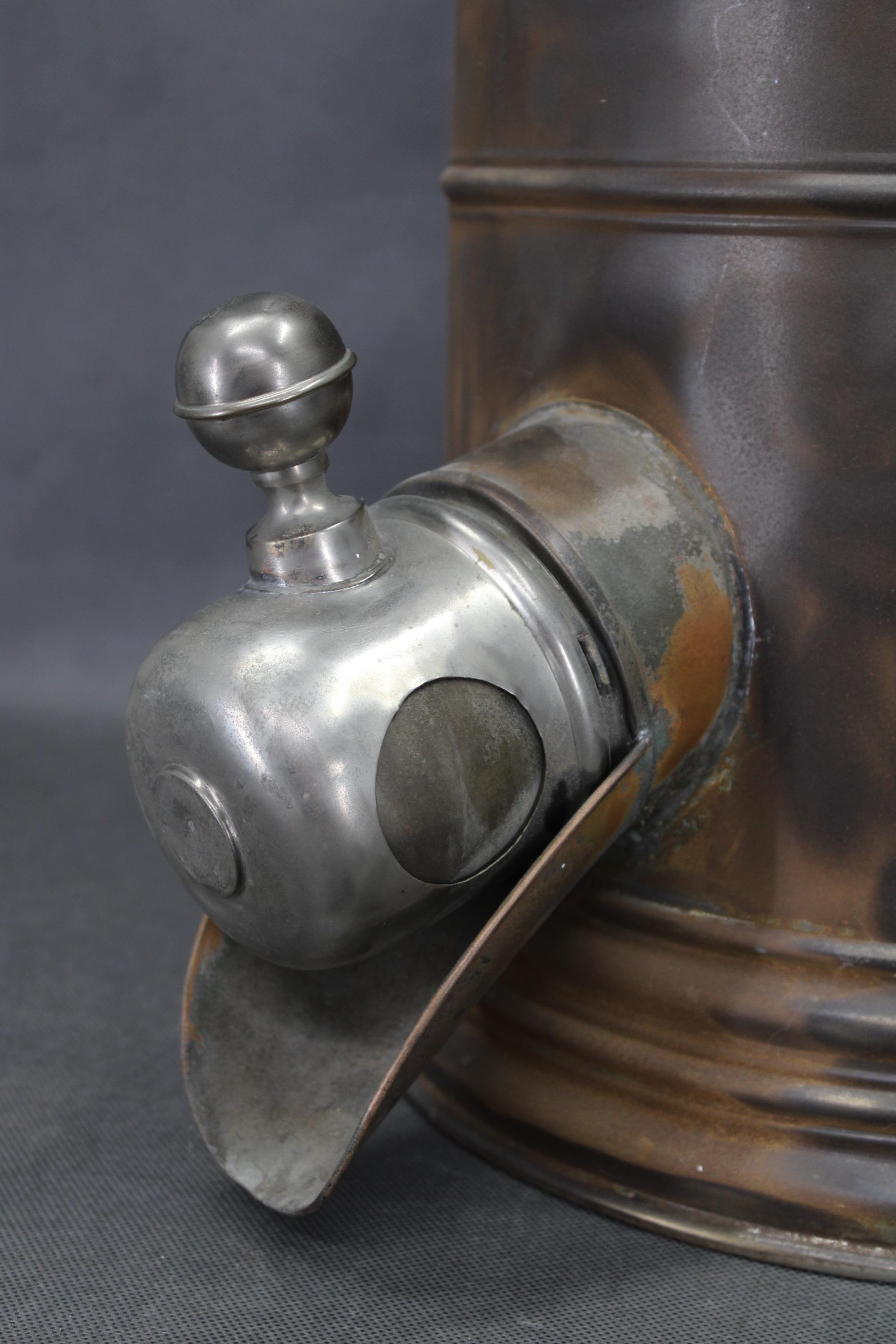 Barattolo dosatore di caffè in metallo degli anni '30 con patina invecchiata in vendita 1