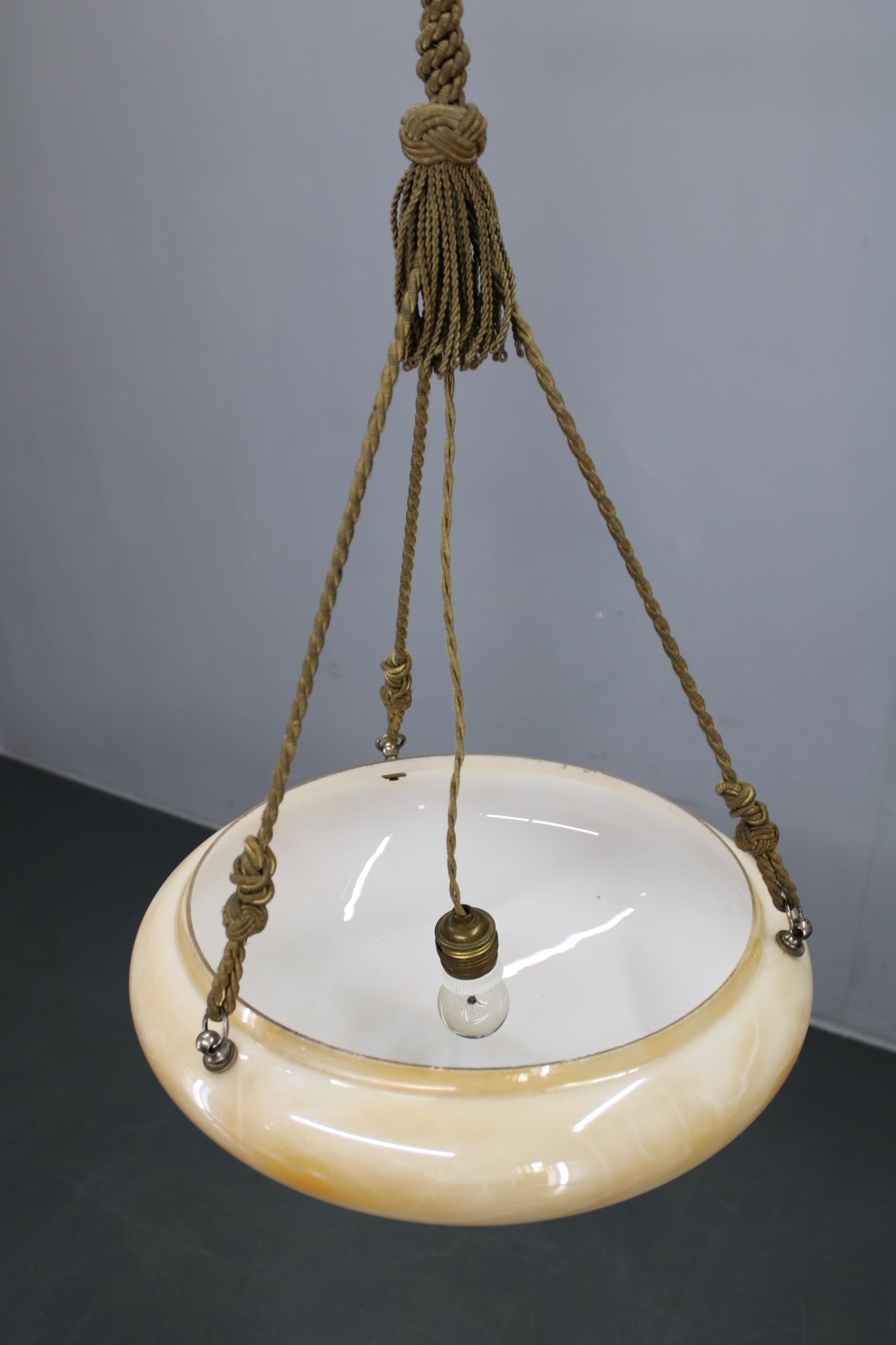 Lampada a sospensione della Secessione Europea-Art Deco degli anni '30 con sospensione a corda e vetro in vendita 3