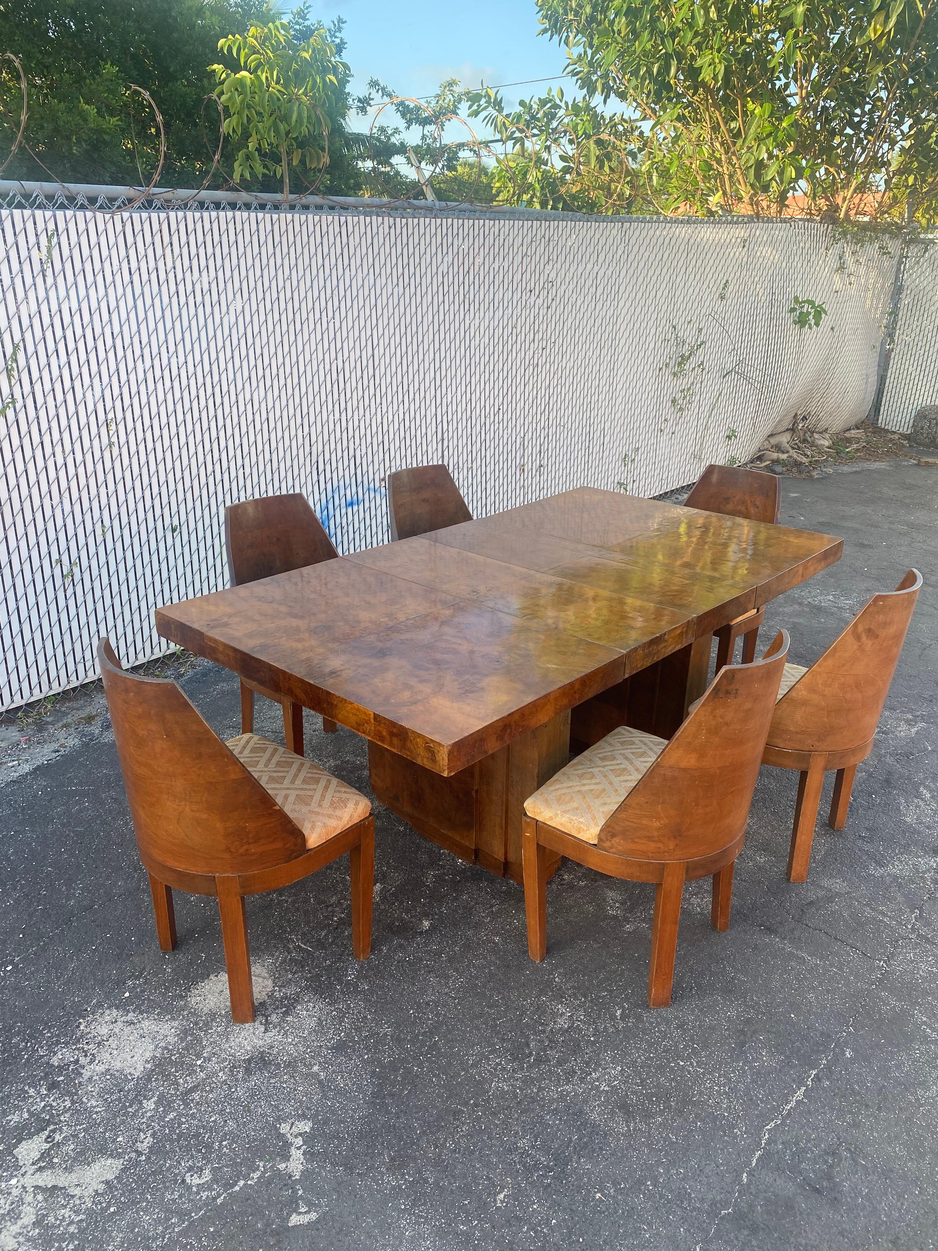 1930s Gilbert Rohde Style Walnut  Extendable Burlwood Dining Table Set, Set of 7 In Good Condition For Sale In Fort Lauderdale, FL