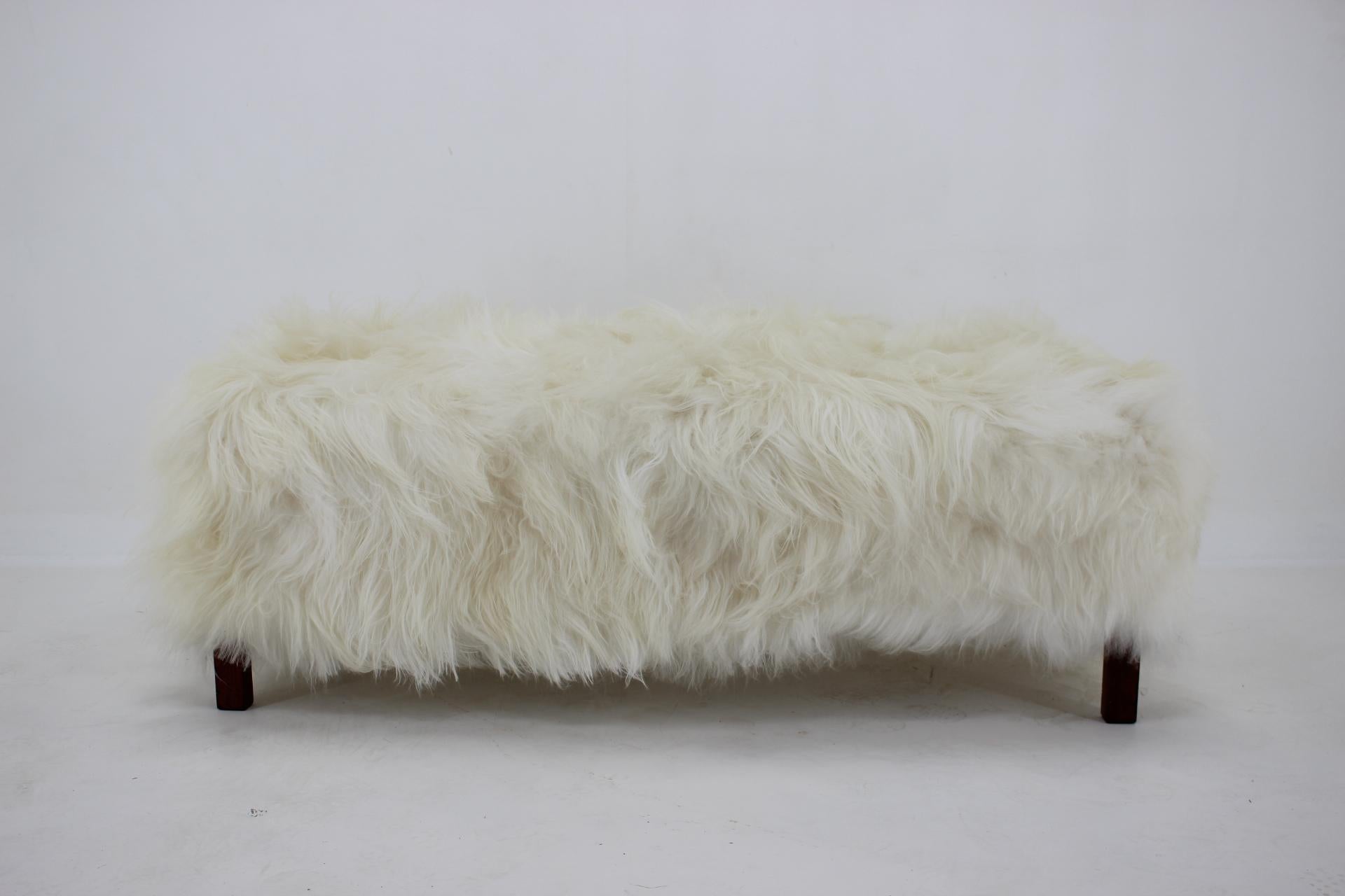 - Newly upholstered in exclusive fine sheepskin from Island sheep’s
- The springs and padding were repaired in old technique.