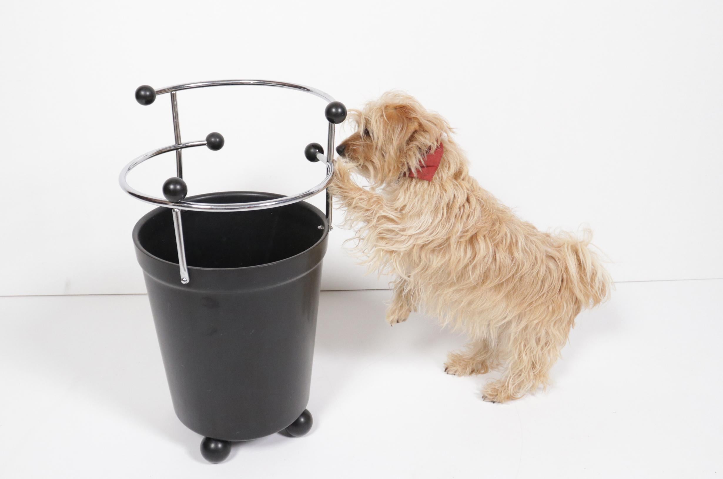 Very impressive Art Deco / Bauhaus umbrella stand / paper bin / stick stand from the 1930s.
Insanely beautiful design made of bakelite and chromed metal.
You very rarely come across these.

Free shippng, wonderful Christmas gift.