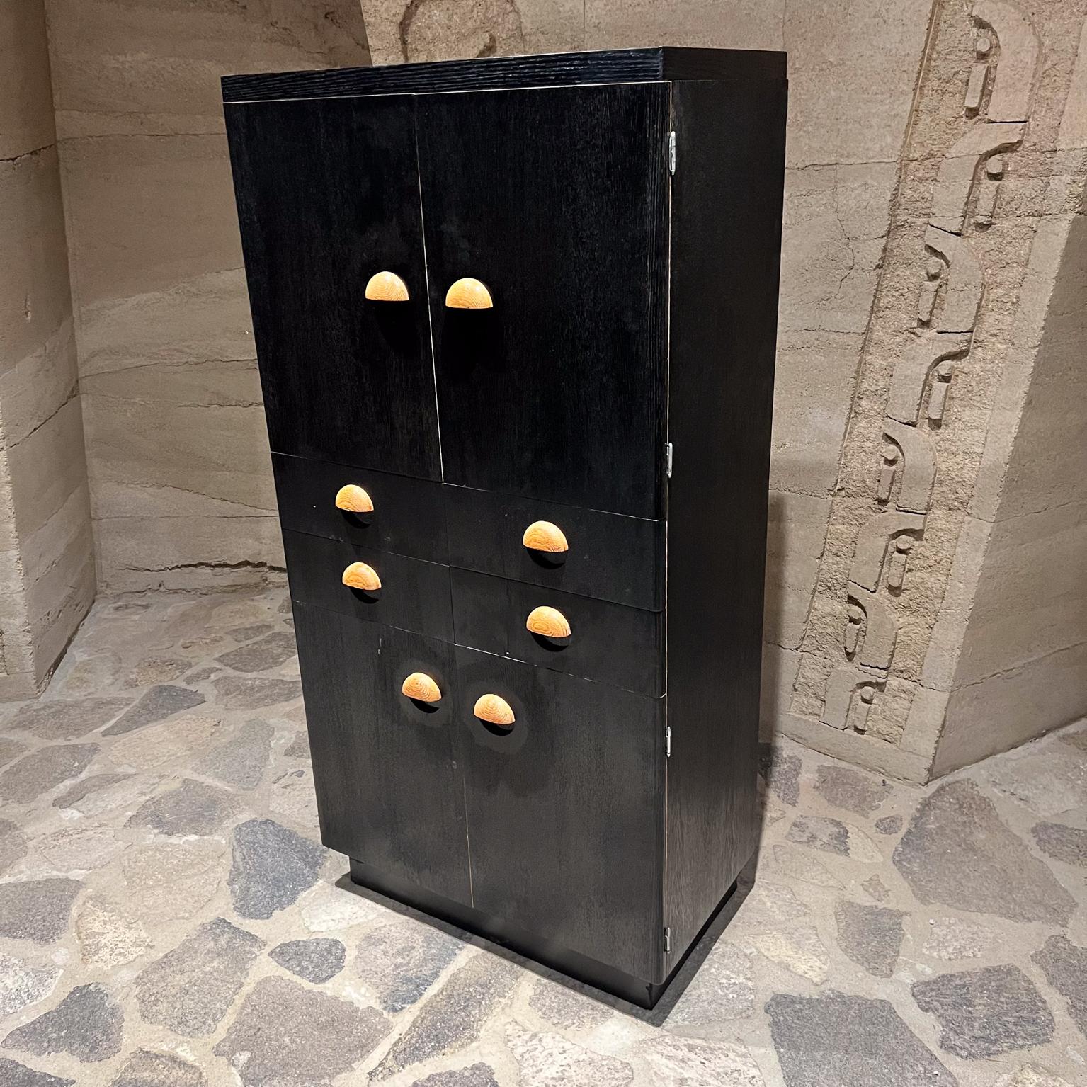 Art Déco 1930 Favoloso Art Deco Ebonizzato Cabinet Dry Bar in Oak in vendita