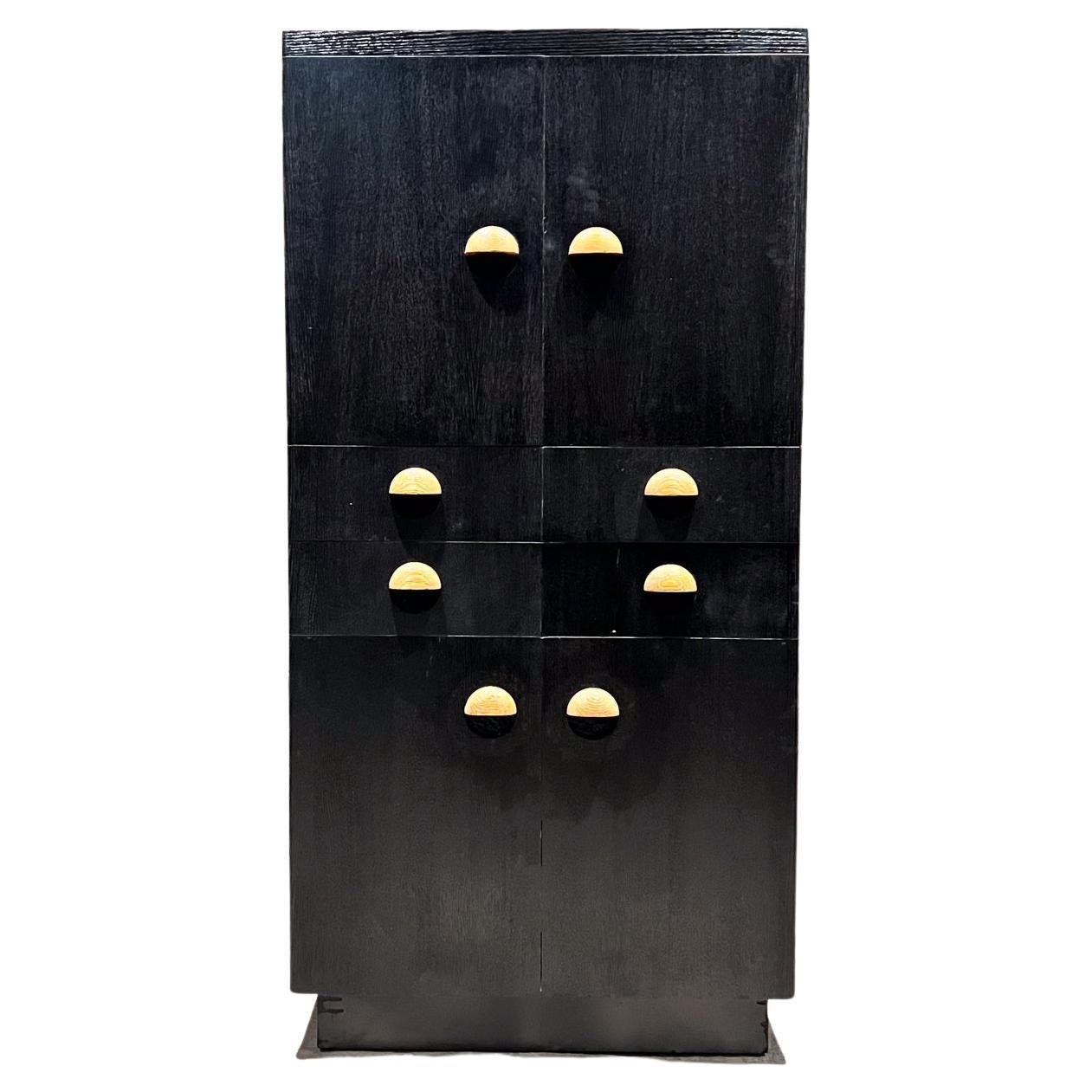 1930s Fabuloso Art Decó Gabinete Alto Ebonizado Barra Seca en Roble