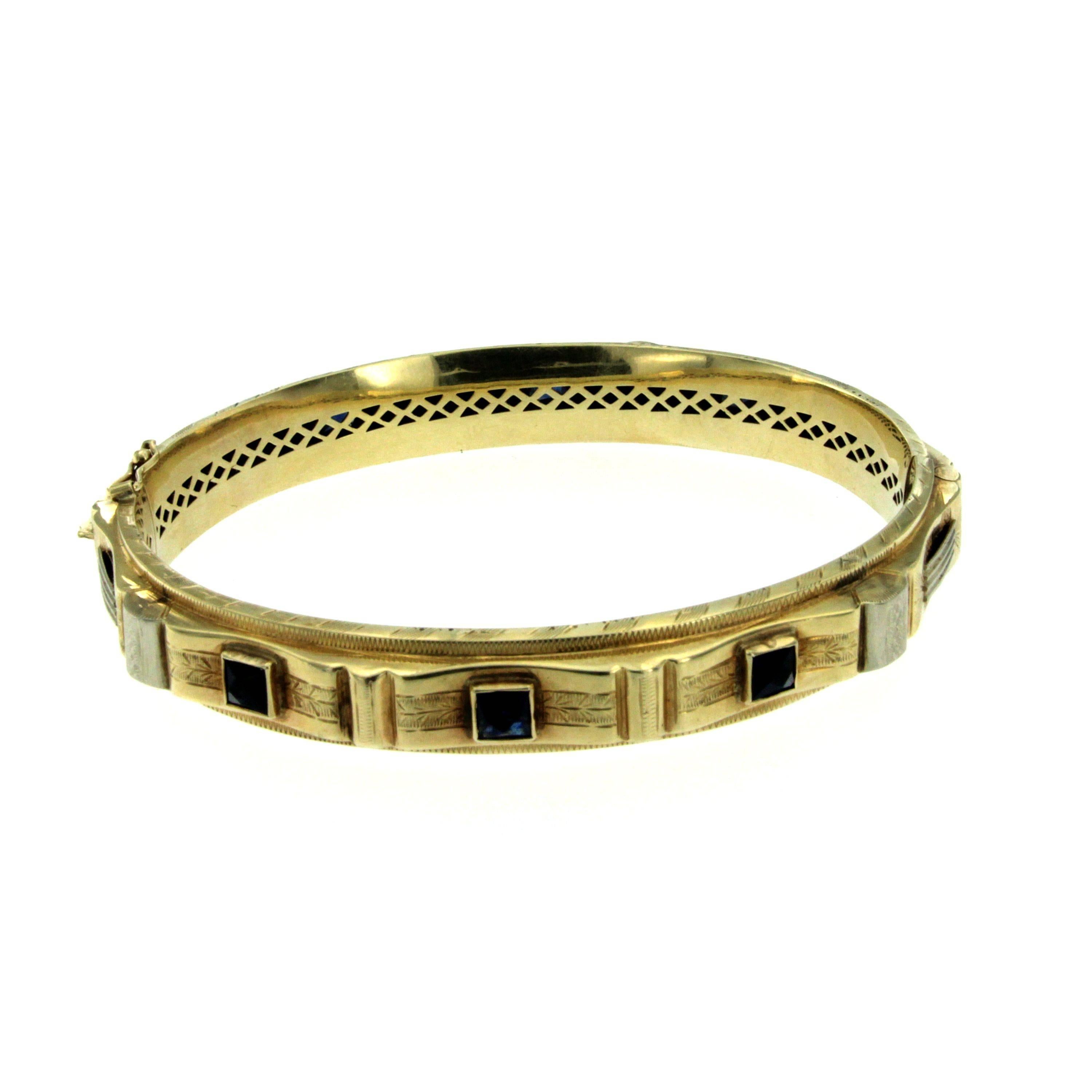 Un fabuleux bracelet bangle authentique orné d'environ 6,50 ct de pierres semi-précieuses, serties en or jaune 12k.
Poinçonné de l'emblème fasciste licteur (Fasces Lictorii), vers 1930

Le bracelet a une largeur de 1 cm (0,39 in) et un diamètre
