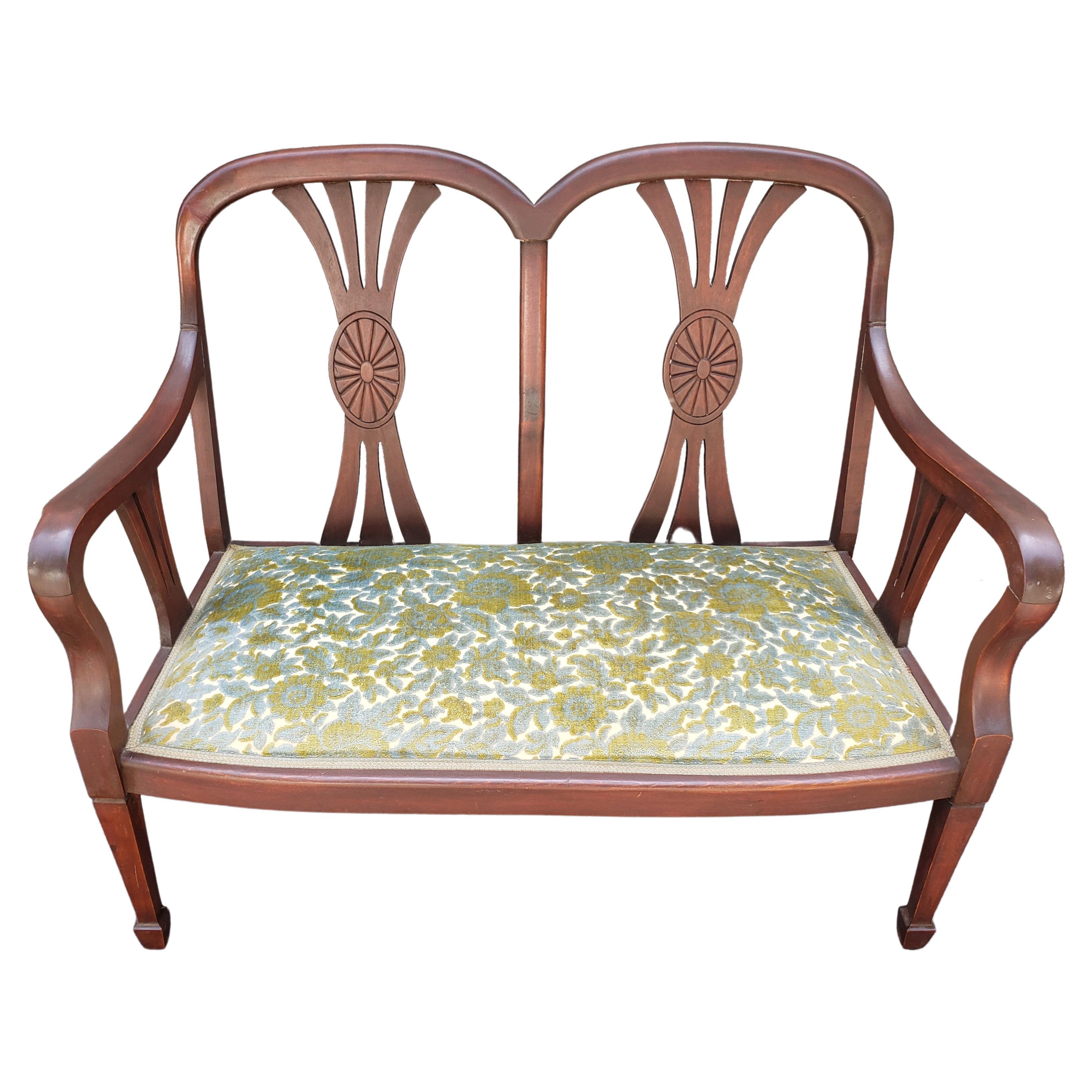 1930s Federal Style Mahogany and Crewel Upholstered Settee In Good Condition For Sale In Germantown, MD