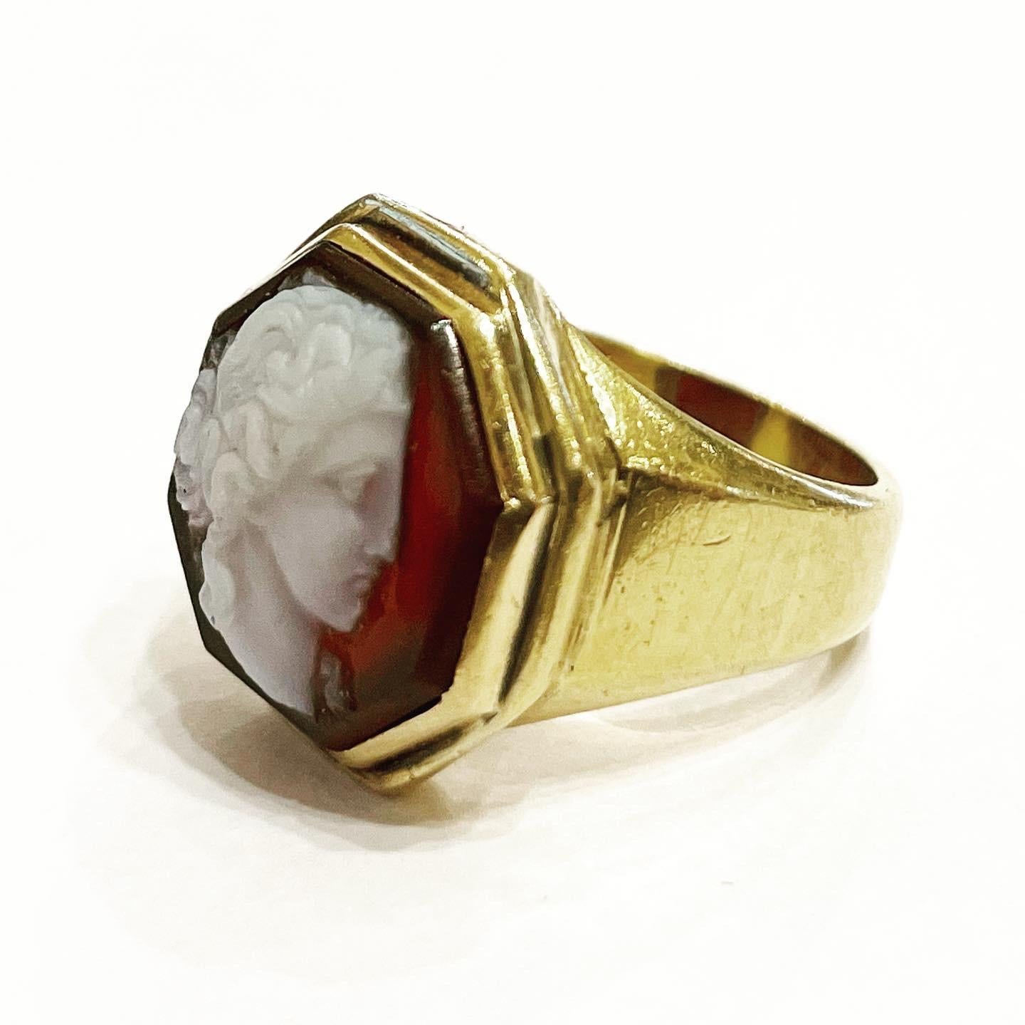 1930's hexagonal female profile sardonyx cameo 18k yellow gold signet ring.

Total weight of the jewel: 8.87 g.
US Ring Size : 4.5.
It can be slightly  sized.

FREE SHIPPING AND RESIZING.
RETURNS ACCEPTED (3 days).
A gorgeous design, it could be a