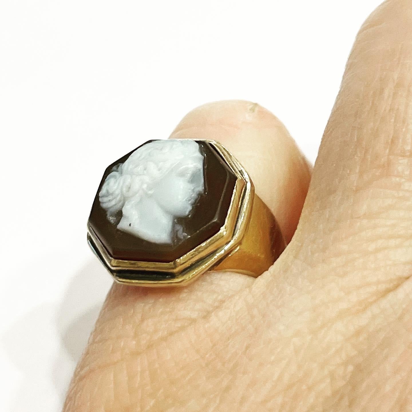 1930s Female Profile Sardonyx Cameo 18K Yellow Gold Signet Intaglio Pinky Ring In Good Condition In Pamplona, Navarra