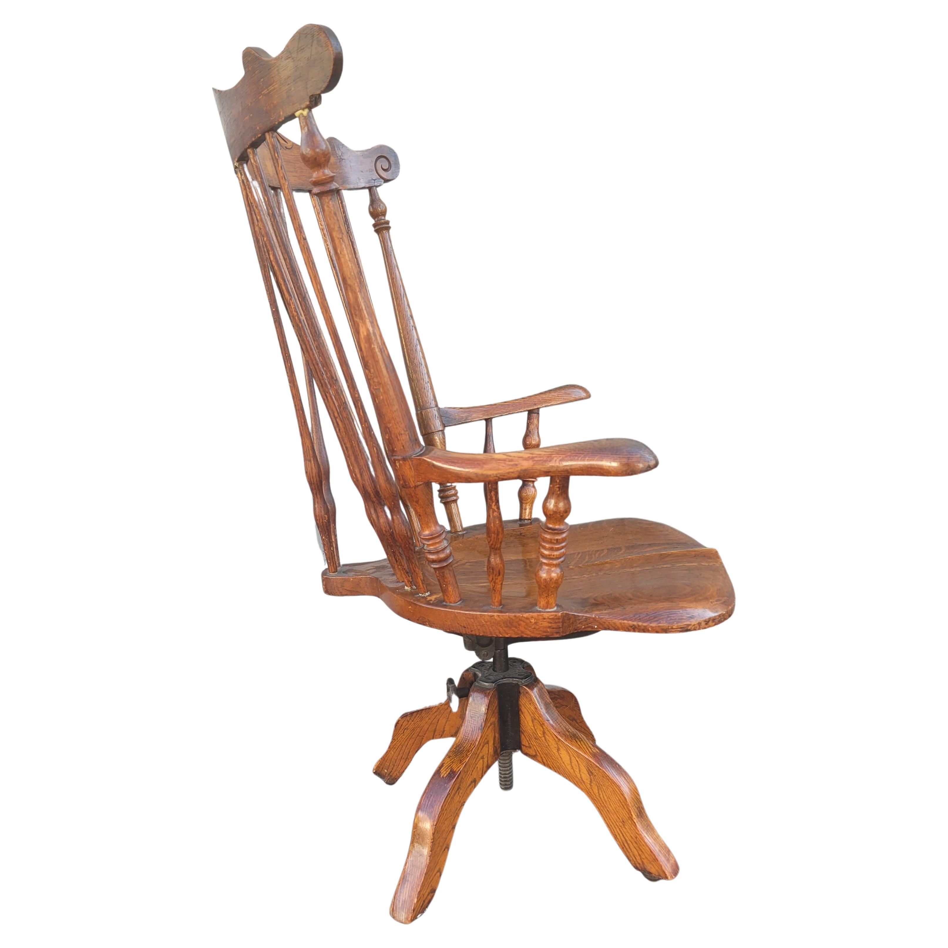 1930s Fiddleback Oak Windsor Style Tilting und Rolling Desk Chair W / Saddle Seat (Edwardian) im Angebot