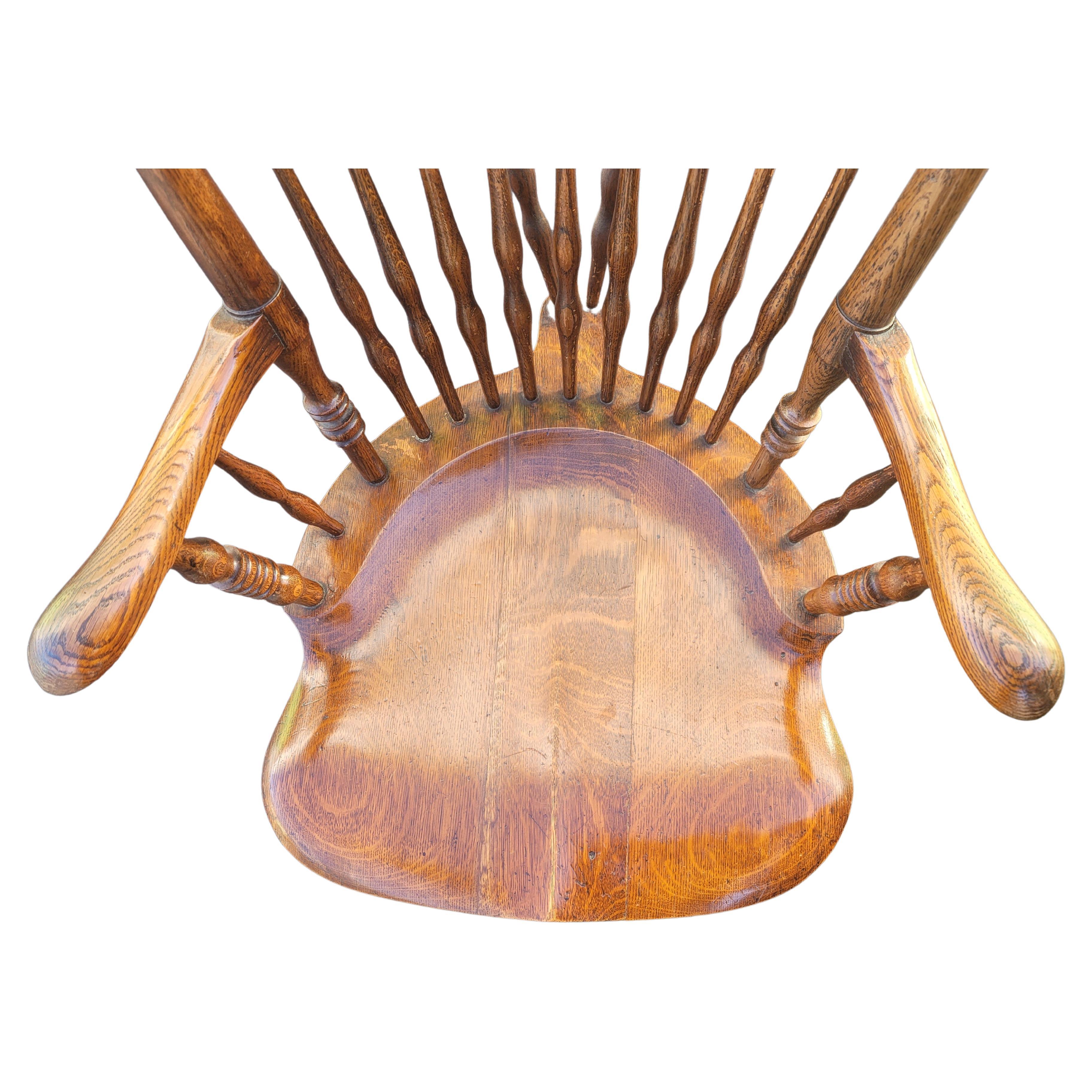 Travail du bois Chaise de bureau basculante et roulante de style Windsor en chêne cendré des années 1930, avec siège en cuir. en vente