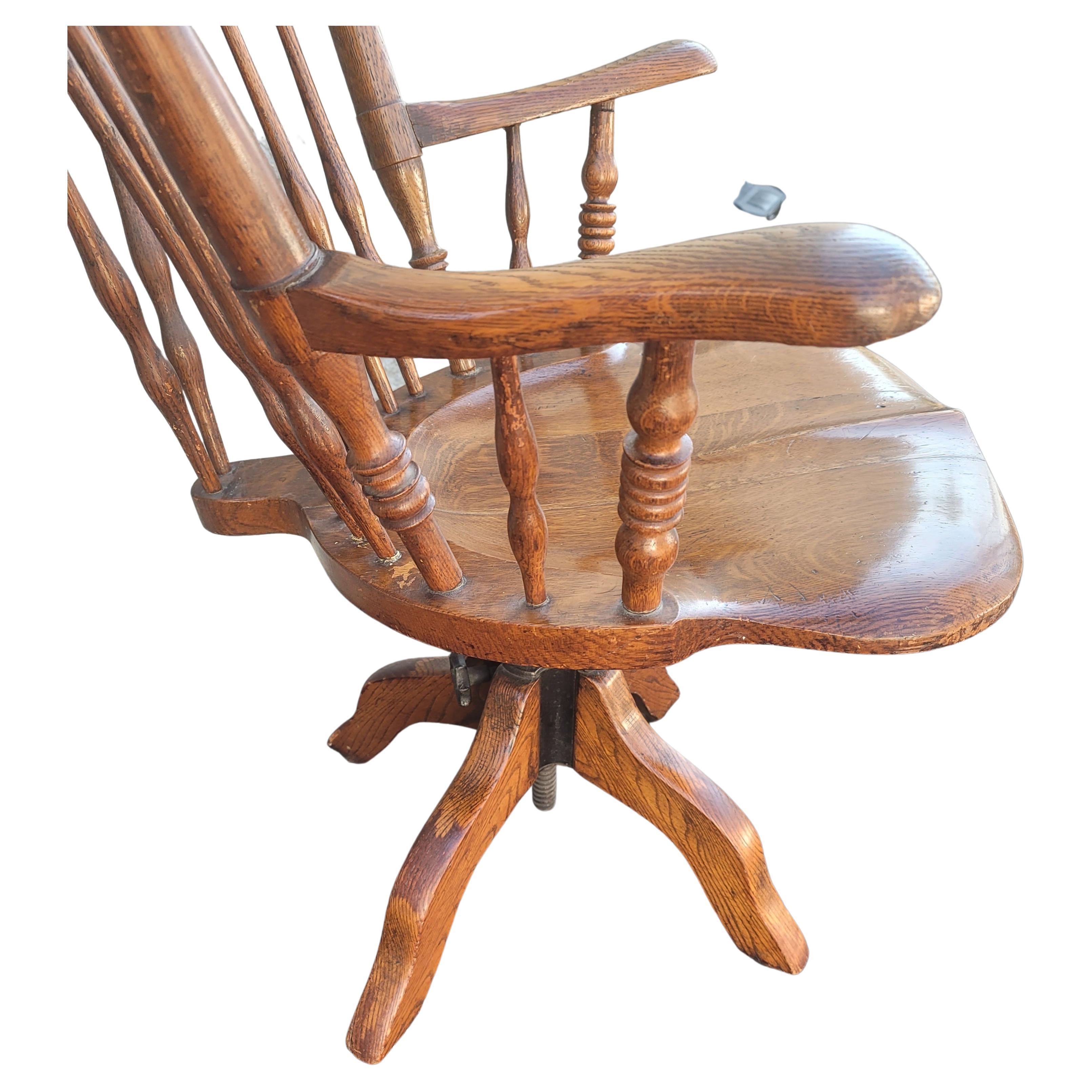 American 1930s Fiddleback Oak Windsor Style Tilting and Rolling Desk Chair W/ Saddle Seat For Sale
