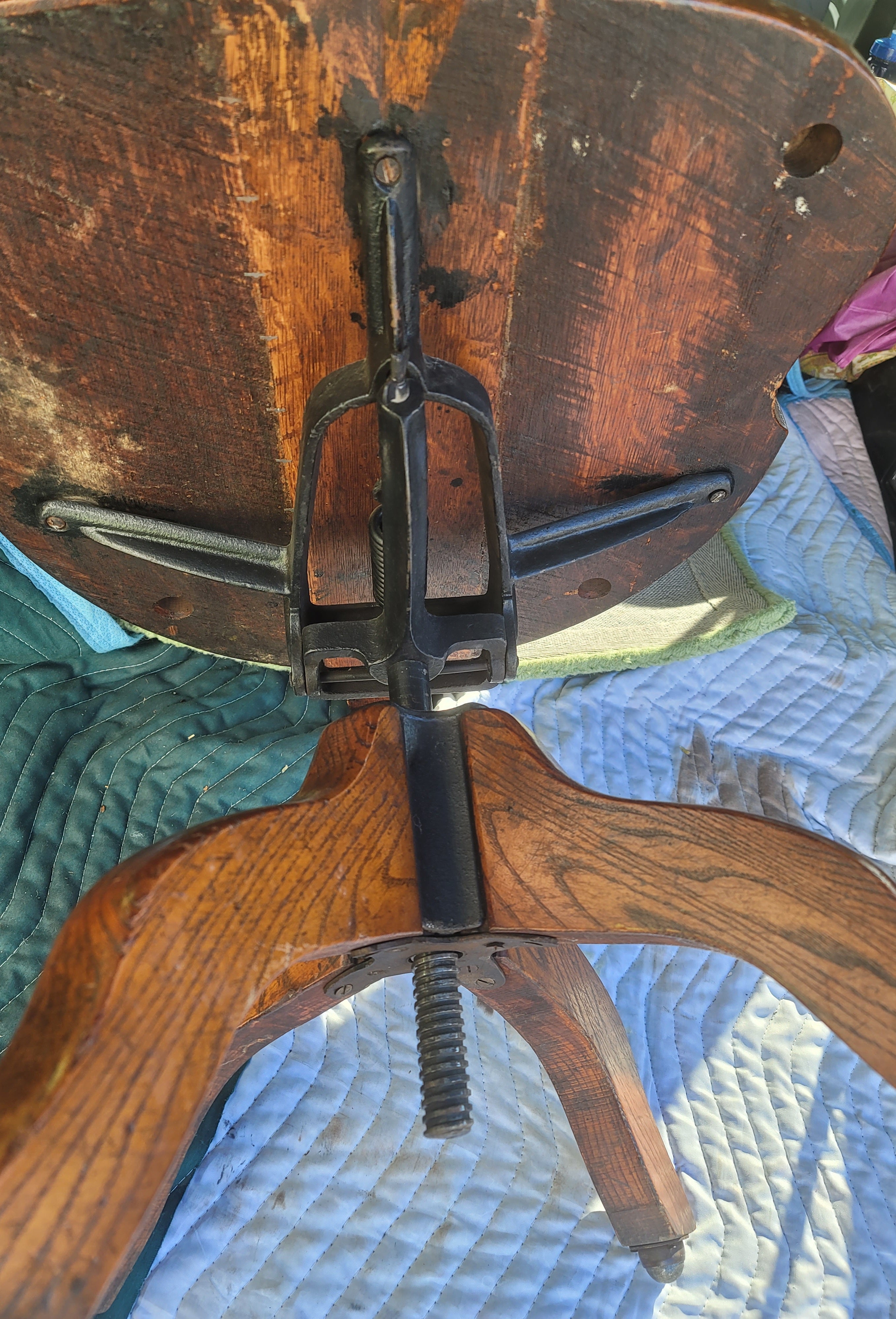 1930s Fiddleback Oak Windsor Style Tilting and Rolling Desk Chair W/ Saddle Seat In Good Condition For Sale In Germantown, MD