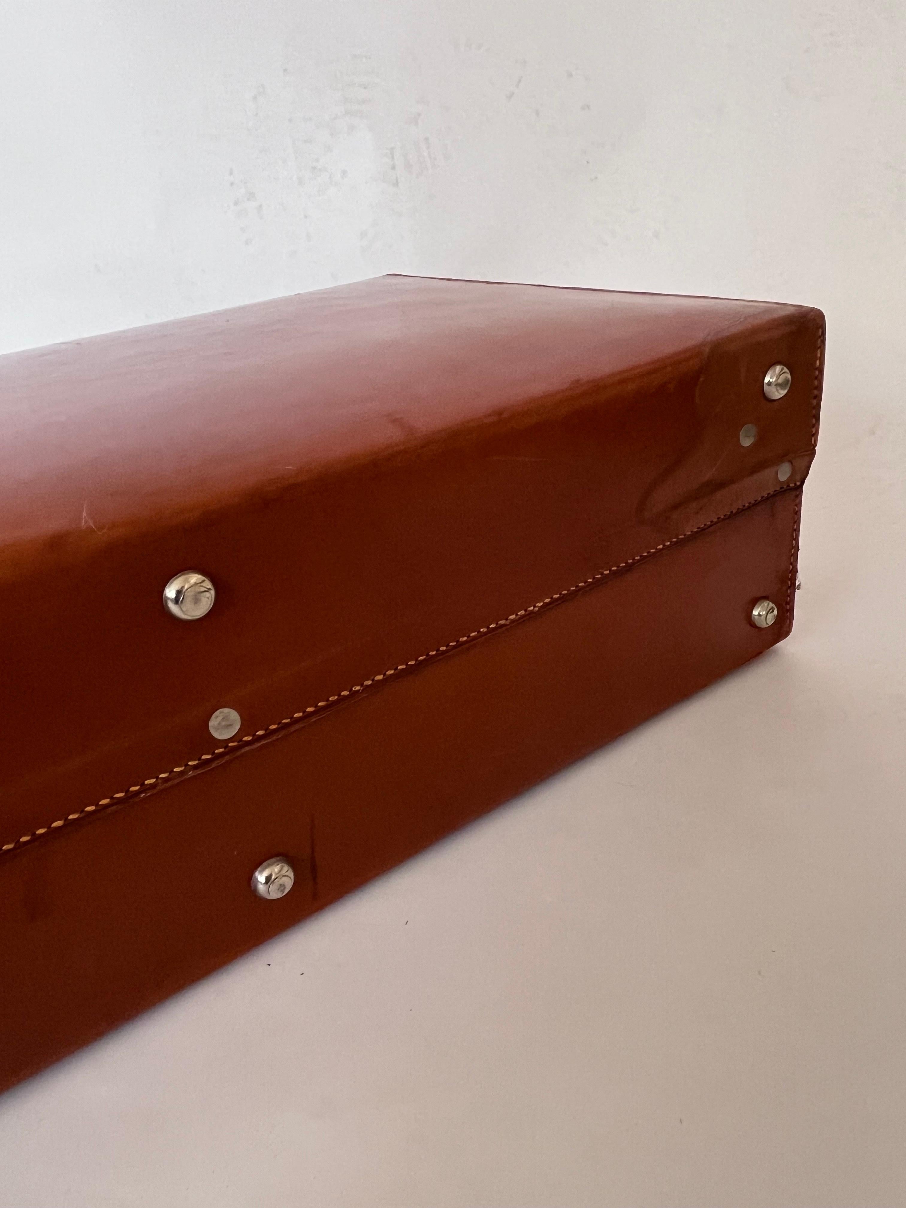 1930 Finnigans of London Maleta de lujo de cuero coñac Interior rojo rubí en venta 5