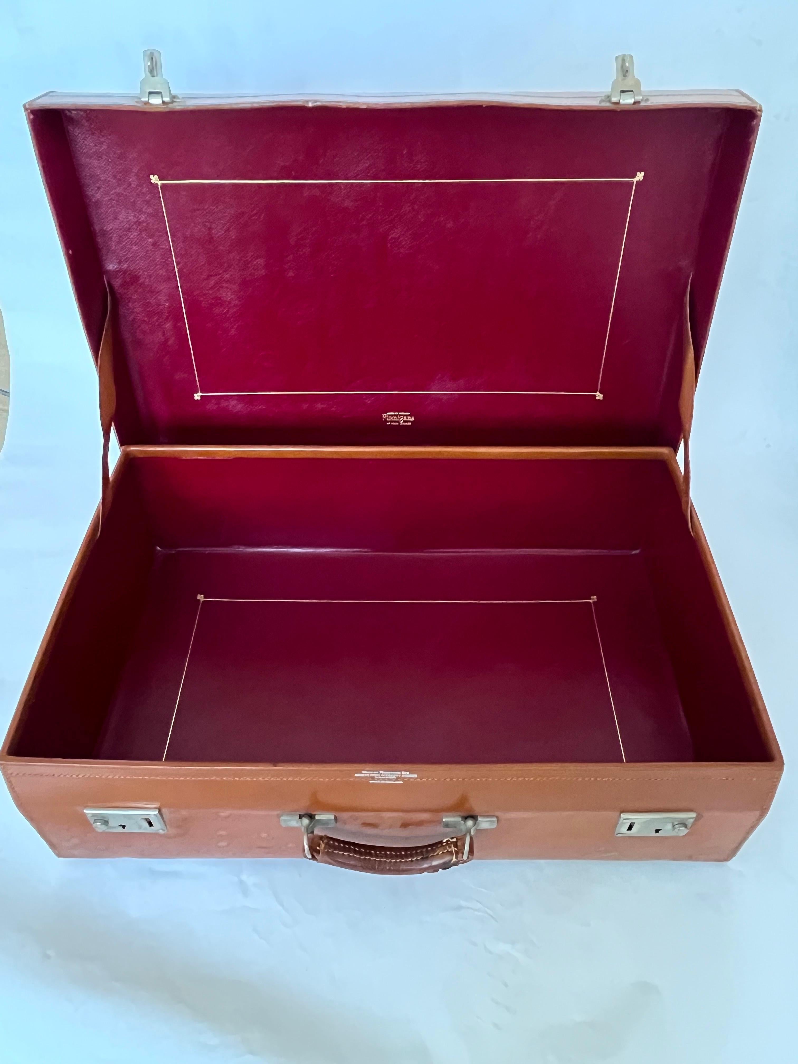 1930 Finnigans of London Maleta de lujo de cuero coñac Interior rojo rubí en venta 7