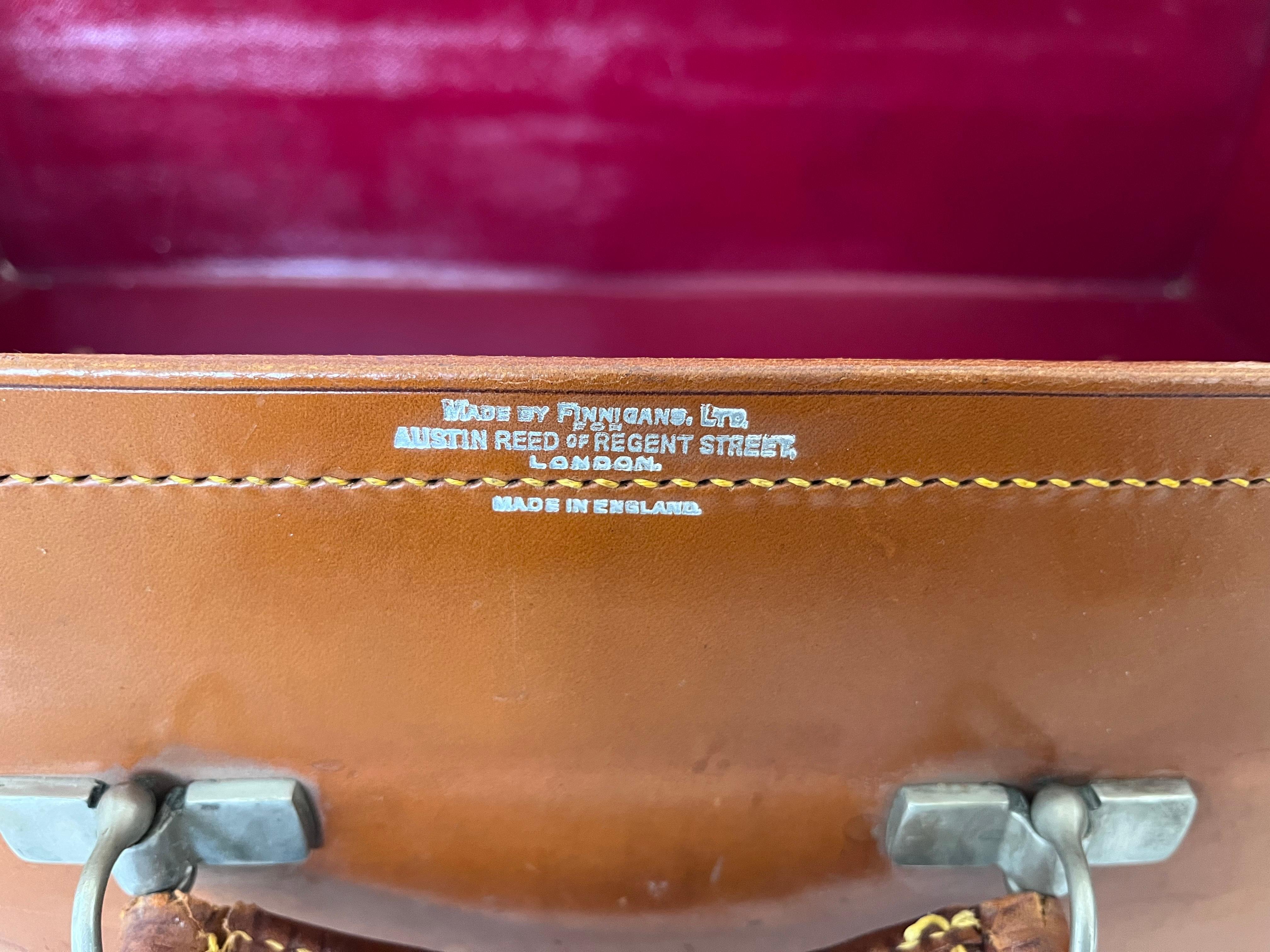 1930 Finnigans of London Maleta de lujo de cuero coñac Interior rojo rubí en venta 8