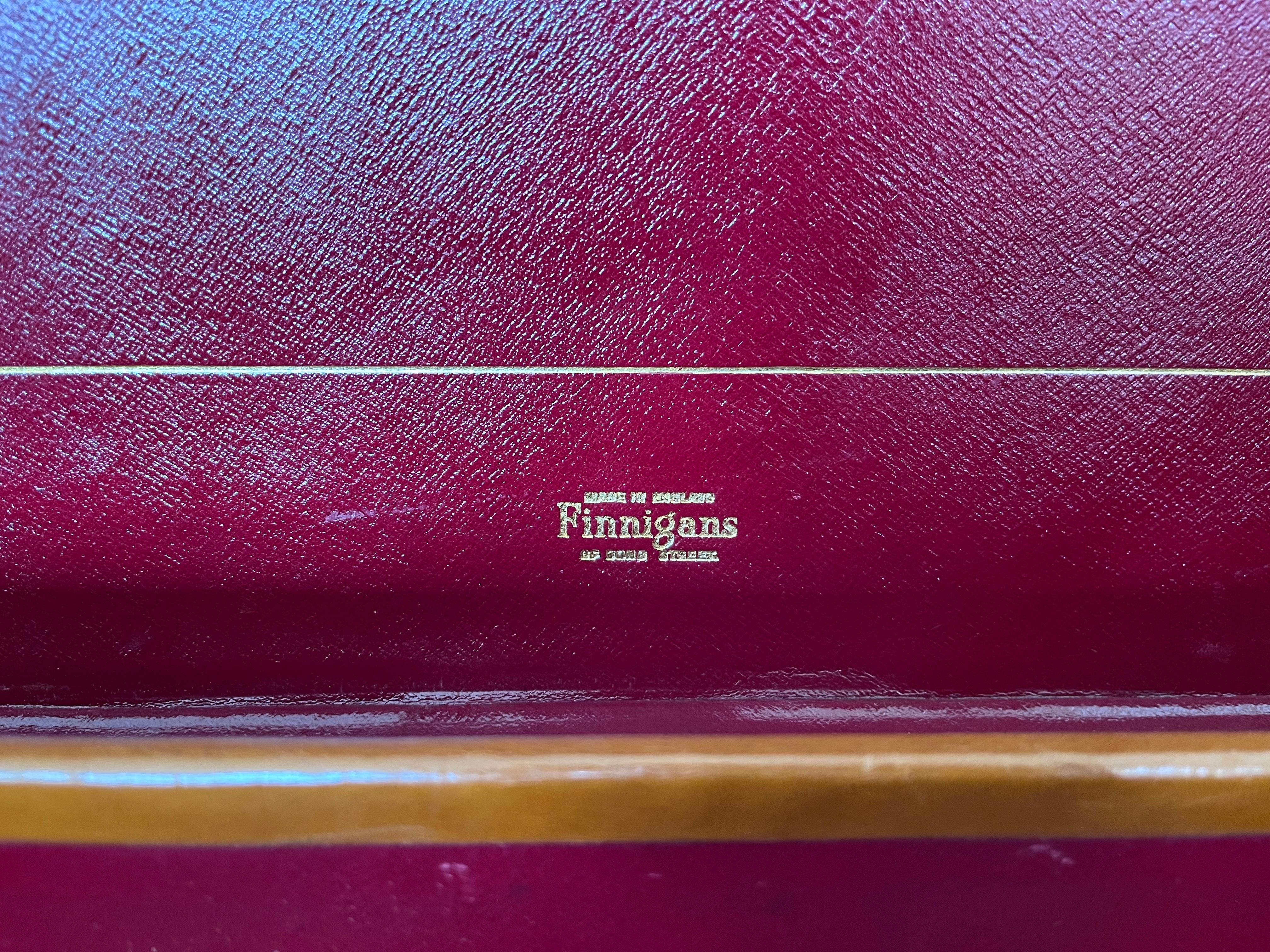 1930 Finnigans of London Maleta de lujo de cuero coñac Interior rojo rubí en venta 9