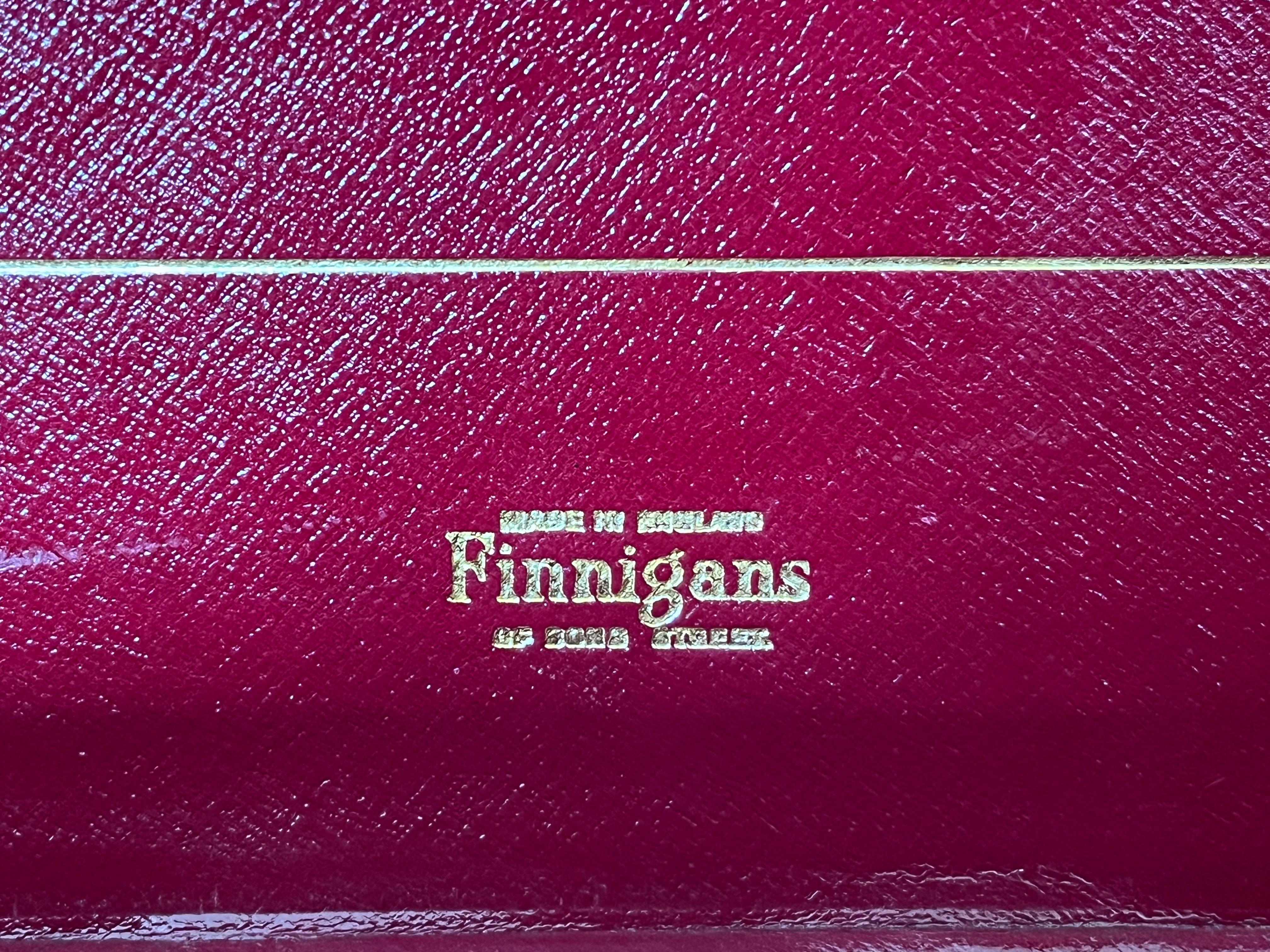 1930 Finnigans of London Maleta de lujo de cuero coñac Interior rojo rubí en venta 10