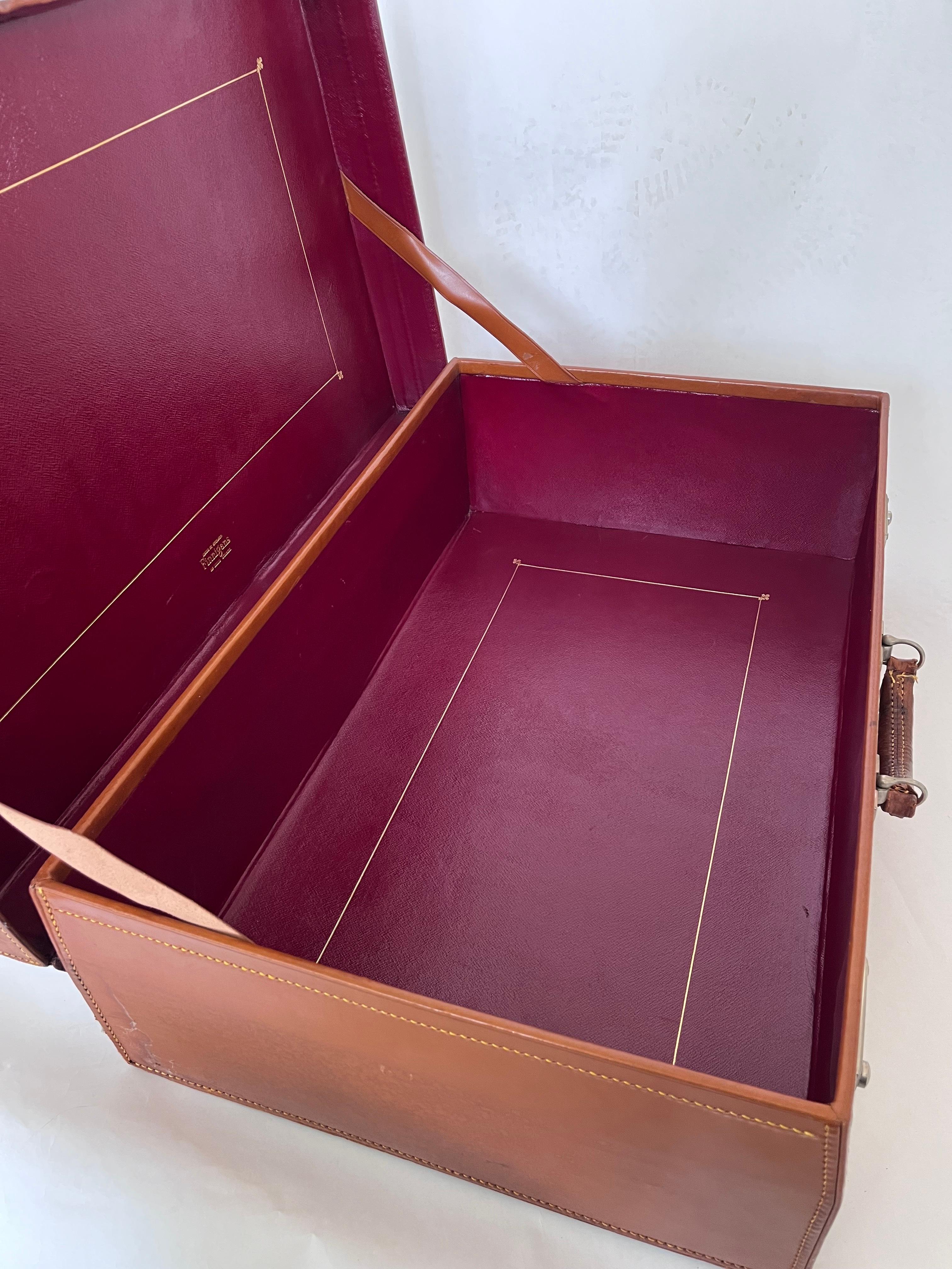 1930 Finnigans of London Maleta de lujo de cuero coñac Interior rojo rubí en venta 11