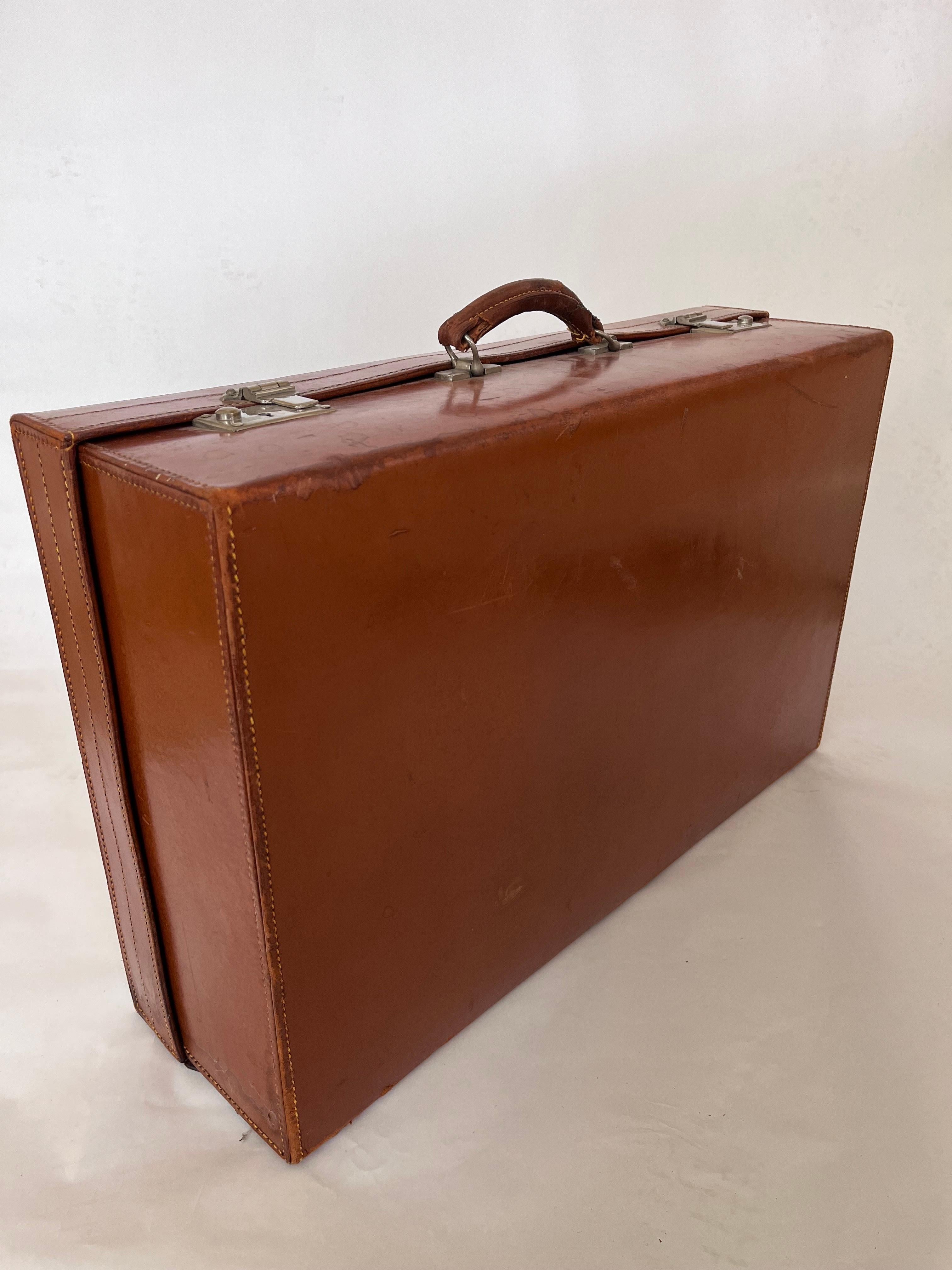 1930 Finnigans of London Maleta de lujo de cuero coñac Interior rojo rubí Británico en venta