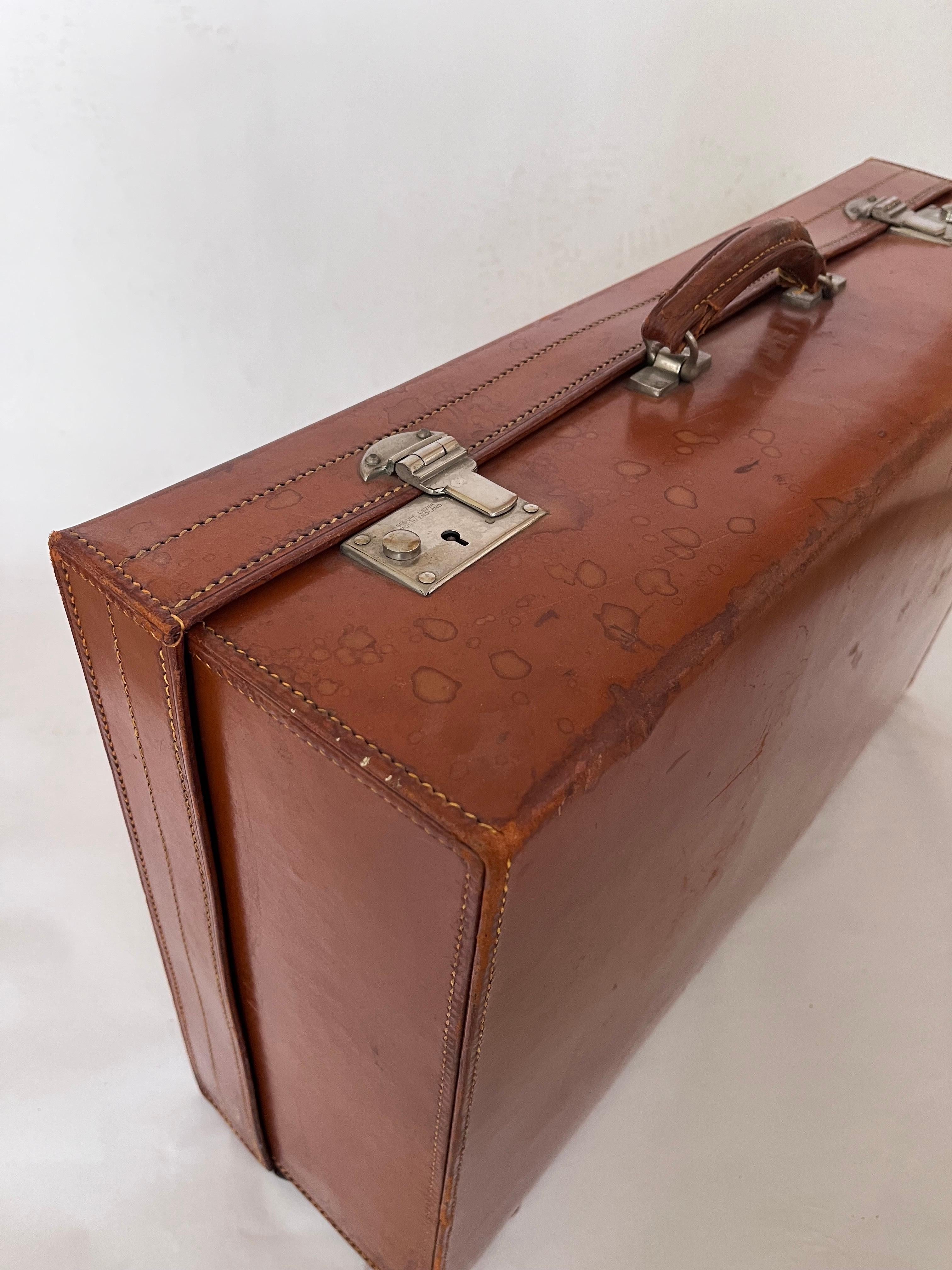 1930 Finnigans of London Maleta de lujo de cuero coñac Interior rojo rubí mediados del siglo XX en venta
