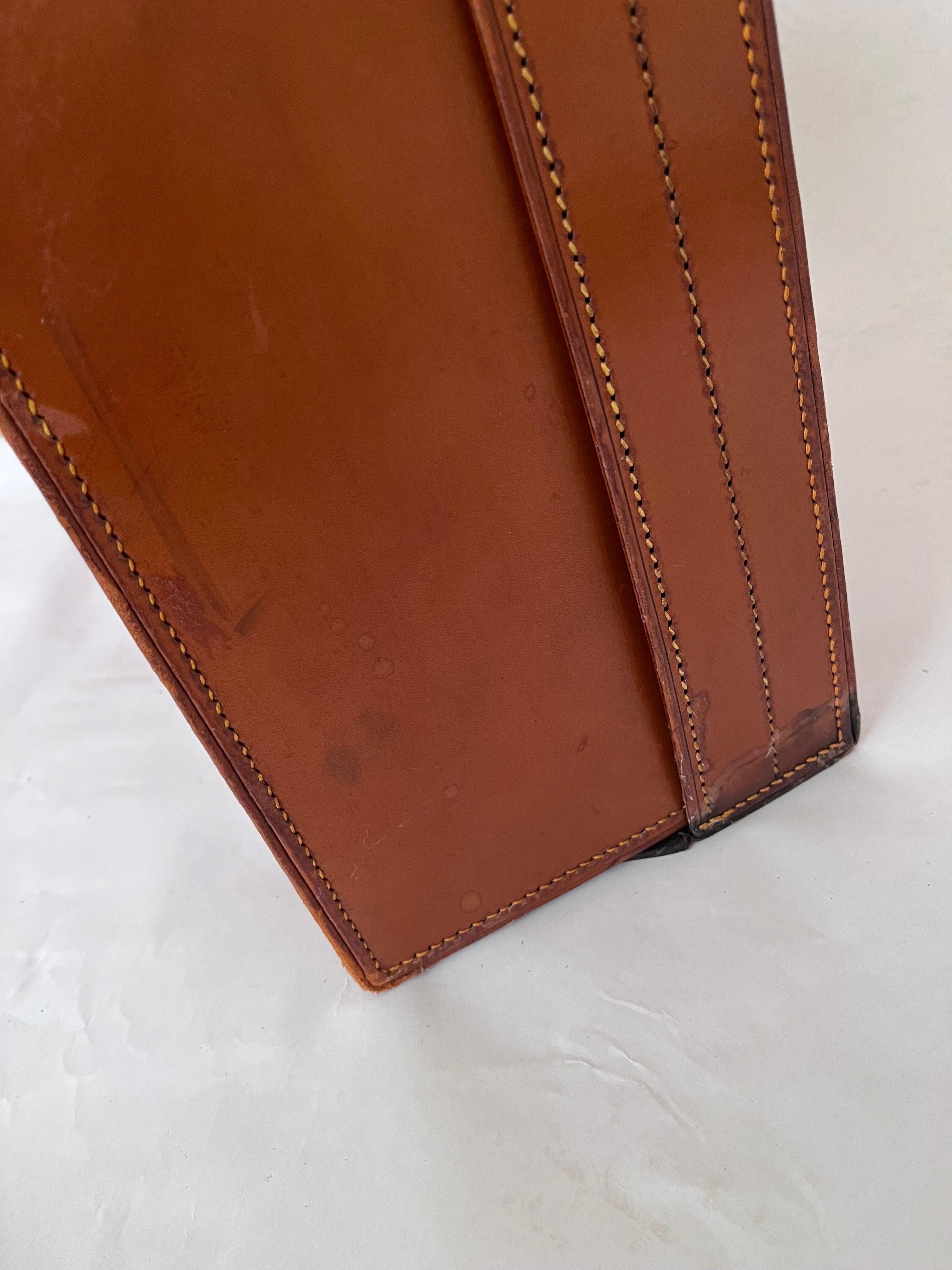 1930 Finnigans of London Maleta de lujo de cuero coñac Interior rojo rubí en venta 2