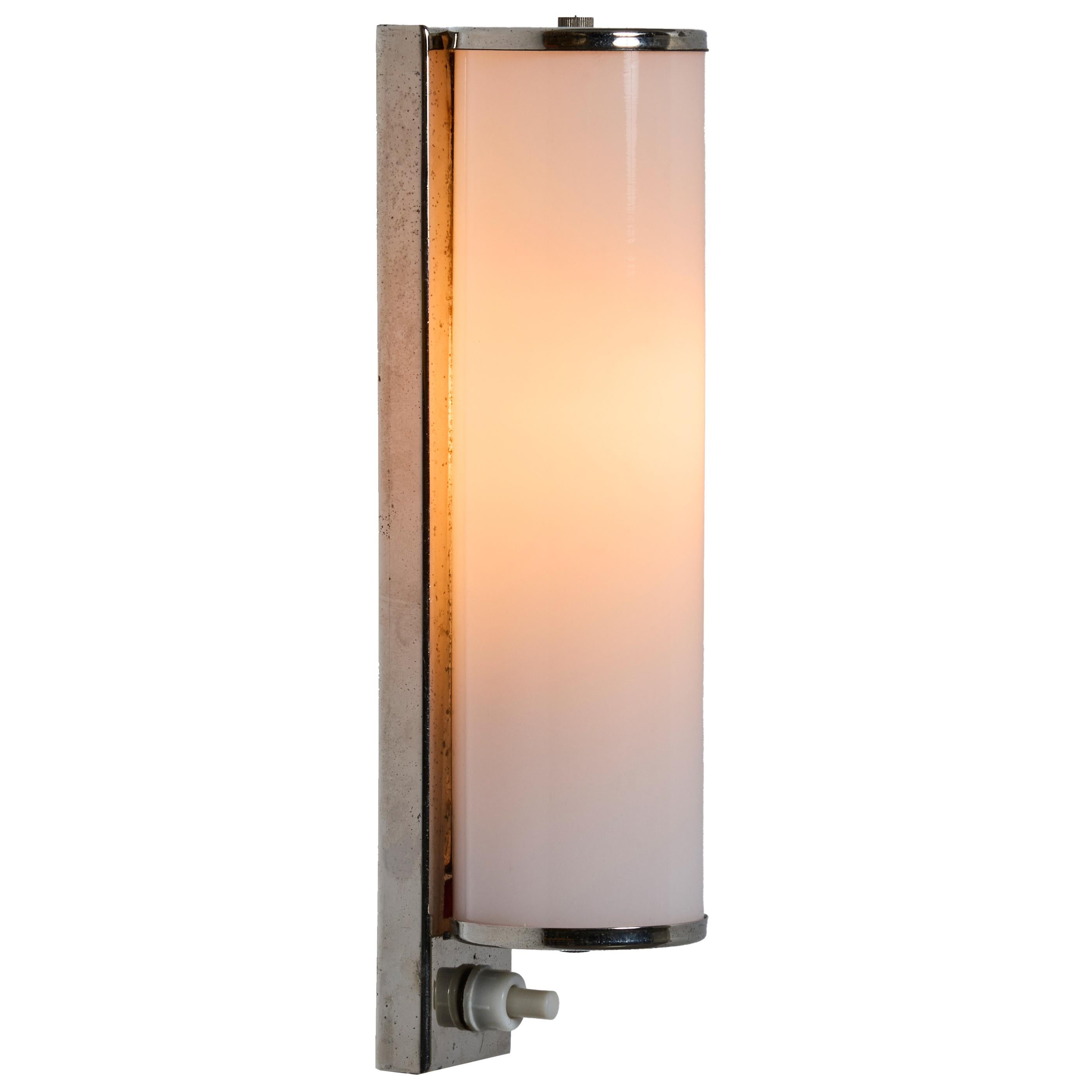 Finlandais Lampe murale finlandaise cylindrique en verre des années 1930 à la manière de Paavo Tynell en vente