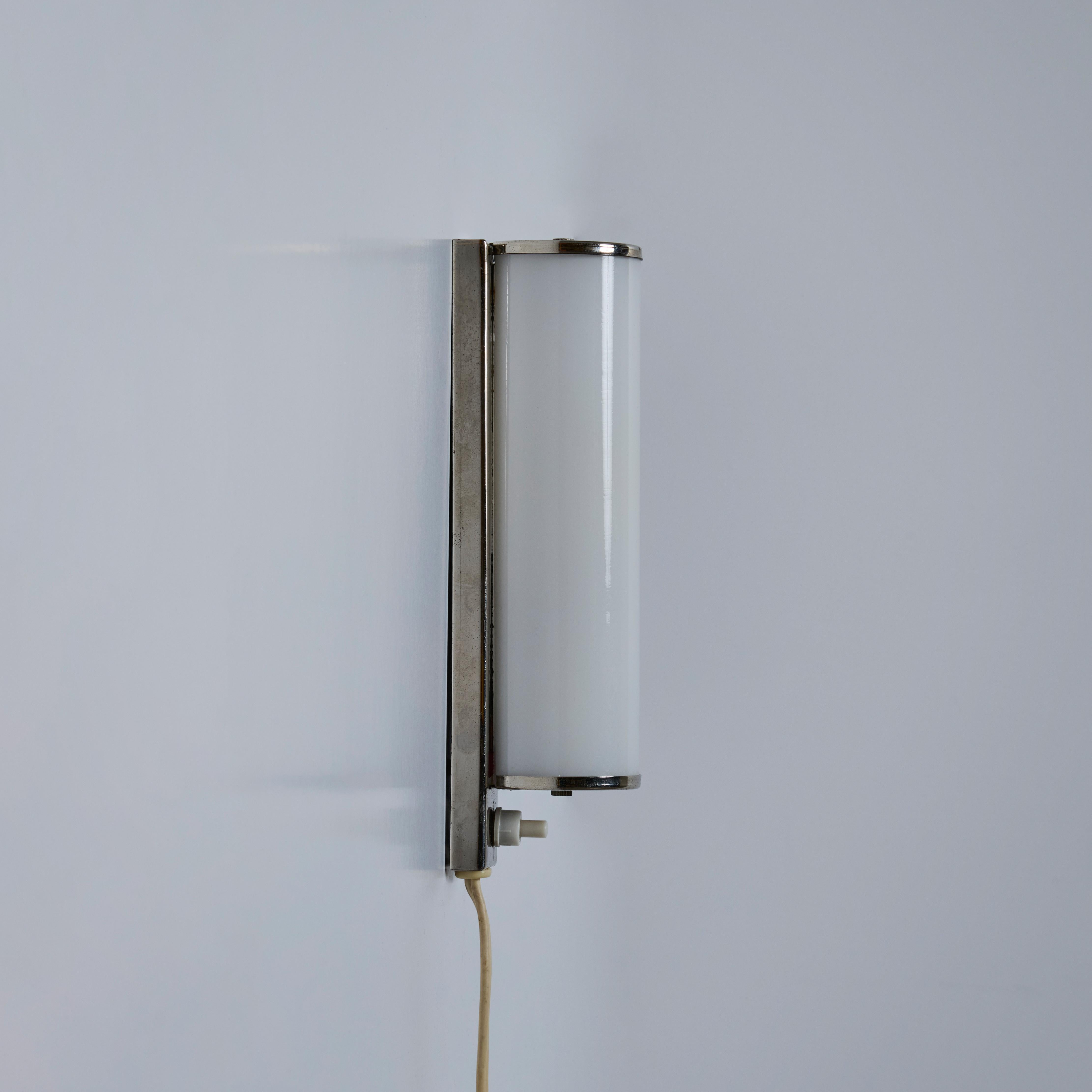 Lampe murale finlandaise cylindrique en verre des années 1930 à la manière de Paavo Tynell Bon état - En vente à Glendale, CA