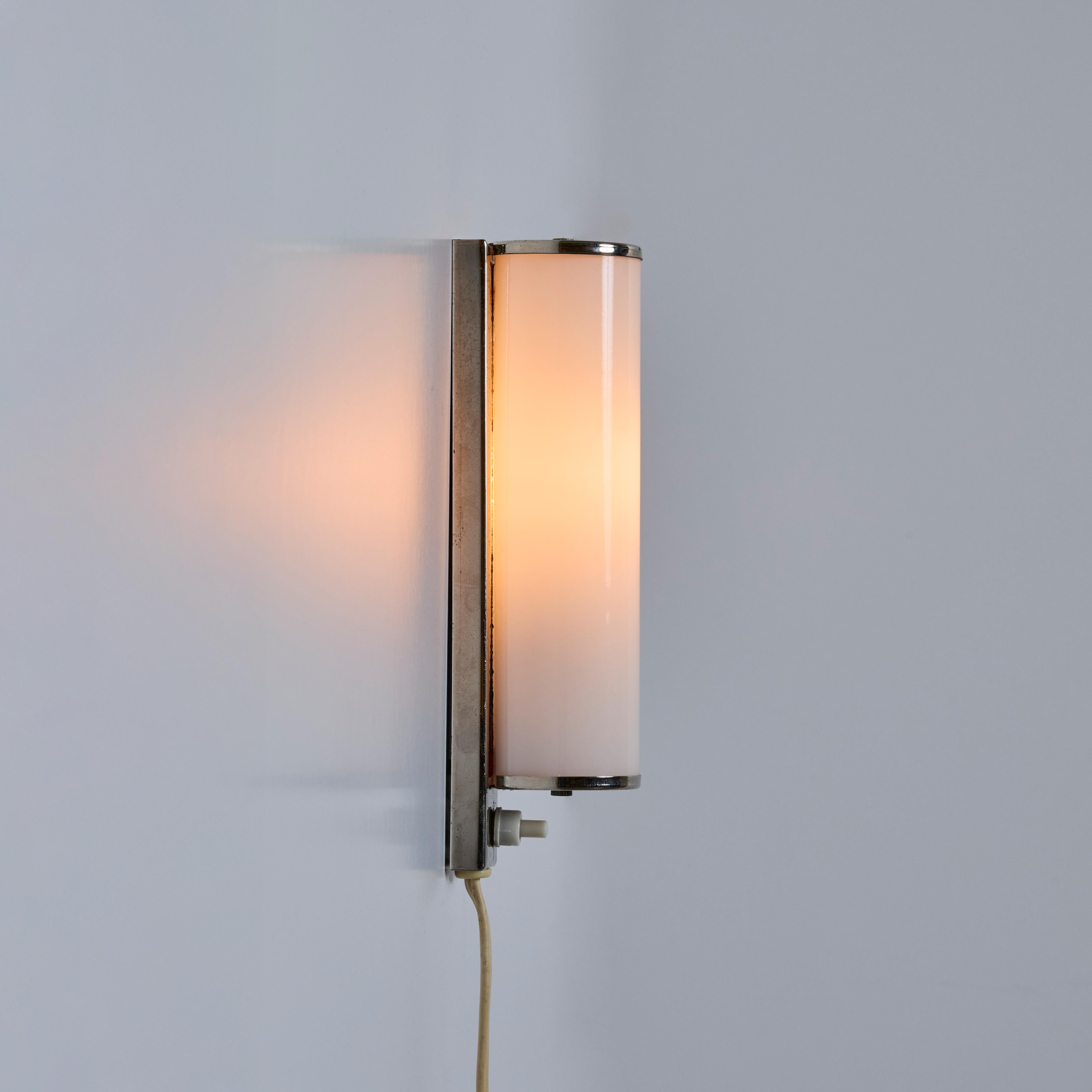 Milieu du XXe siècle Lampe murale finlandaise cylindrique en verre des années 1930 à la manière de Paavo Tynell en vente