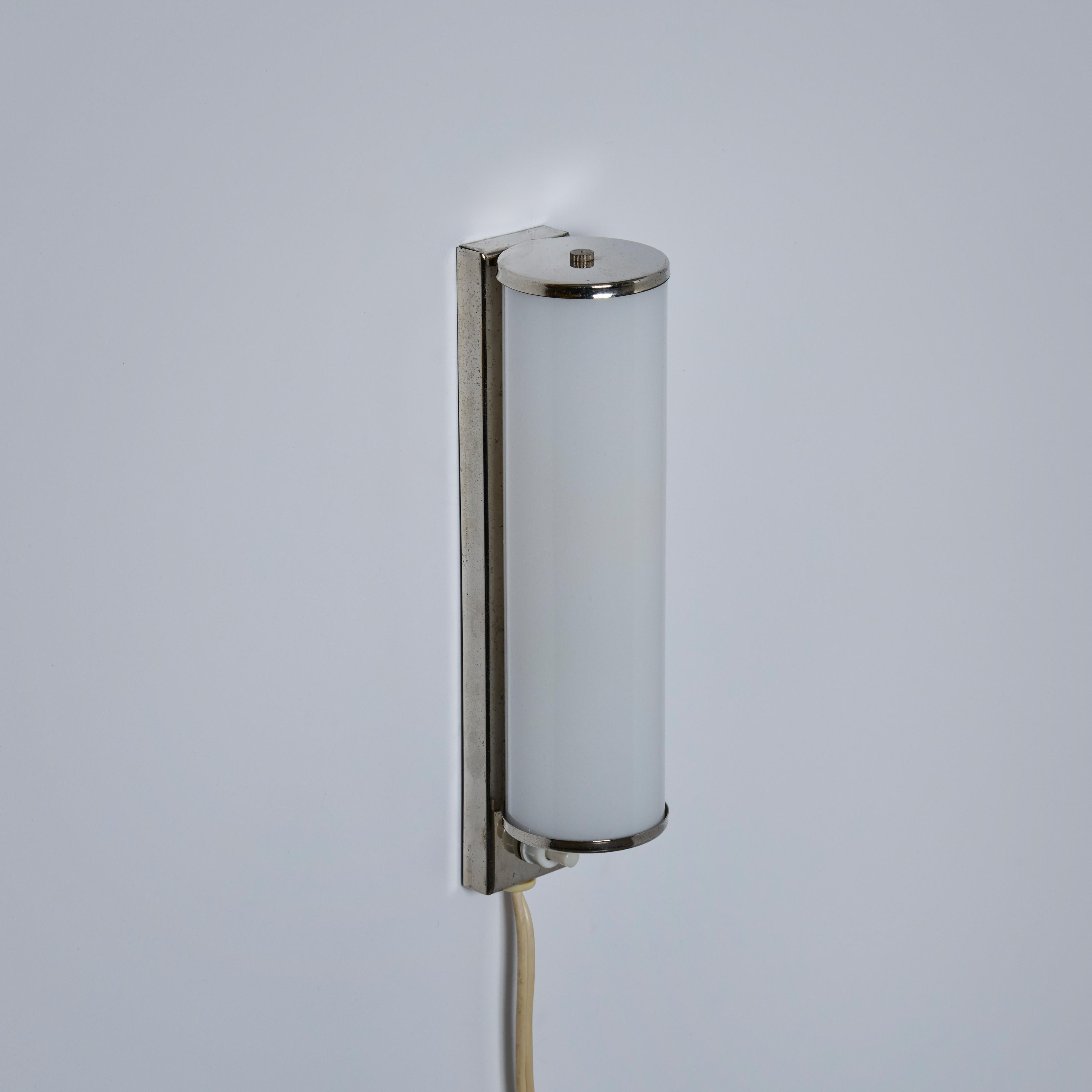 Métal Lampe murale finlandaise cylindrique en verre des années 1930 à la manière de Paavo Tynell en vente