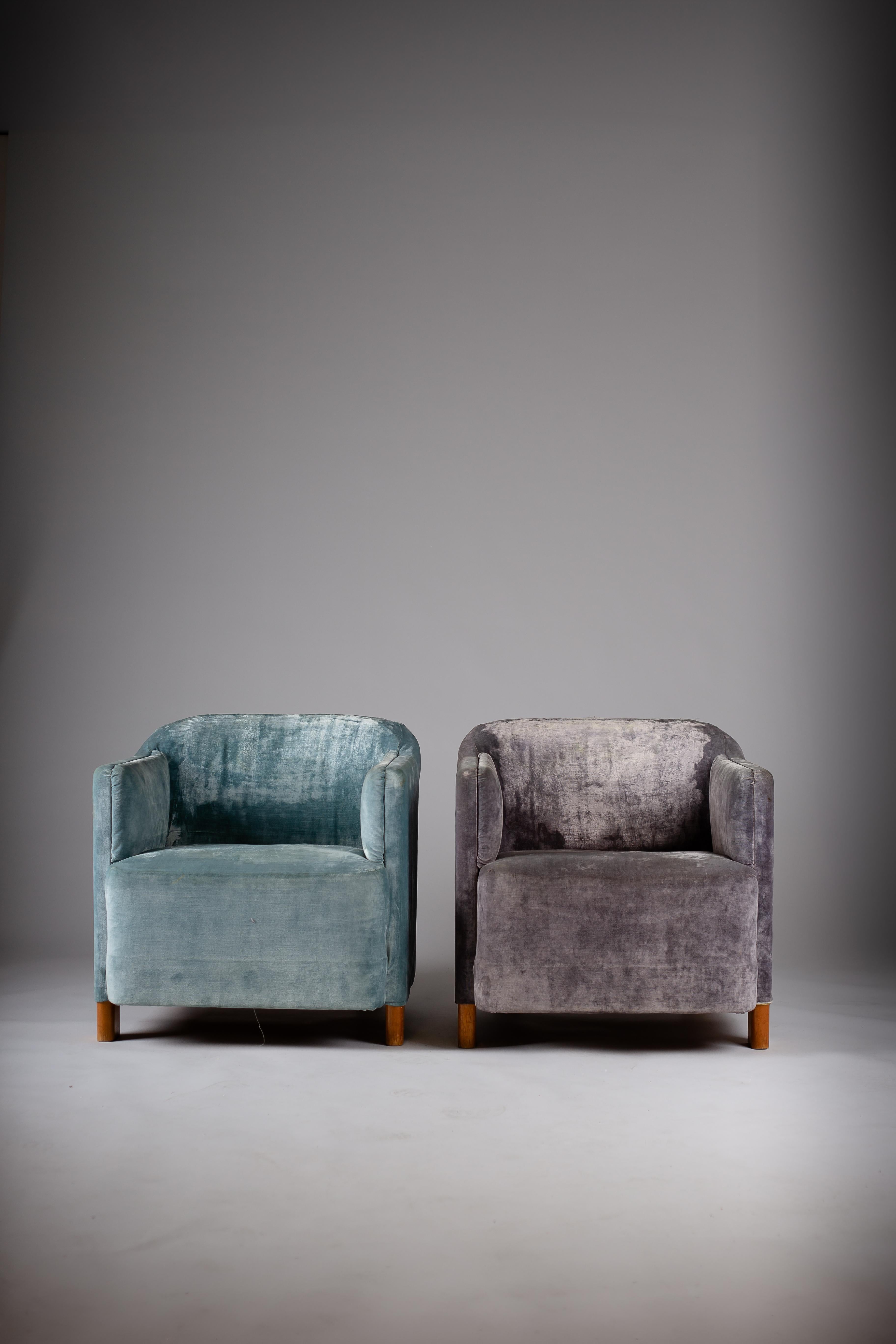 Delve into the timeless charm of the 1930s with ASKO's model 217 Finnish lounge chairs, embodying an elegant yet simple design that complements any Scandinavian Vintage Design interior. While these chairs might need some restoration, their inherent